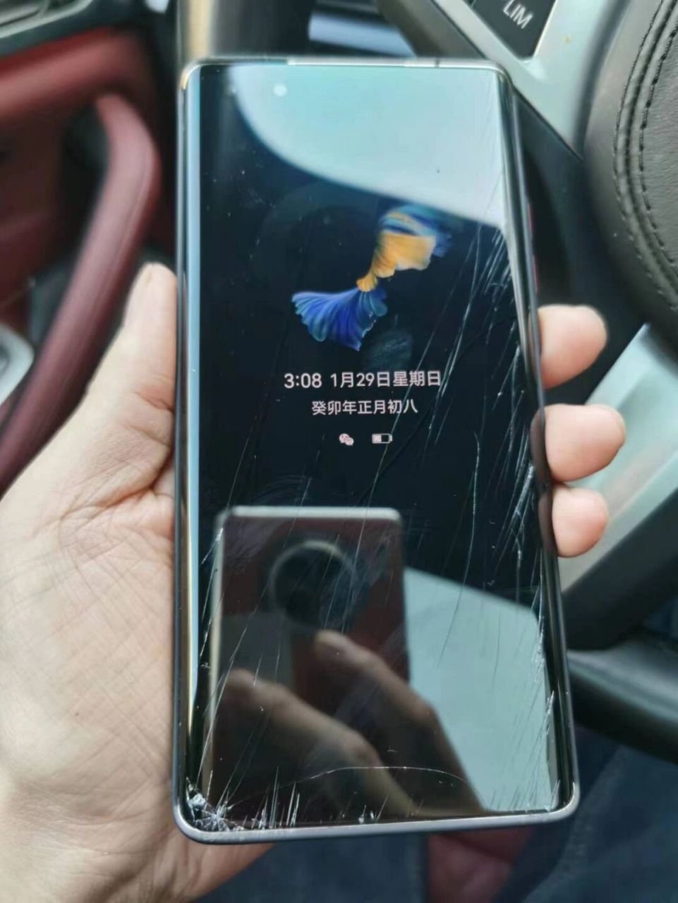 华为mate40pro外屏碎了 手机一直手机壳保护的很好,没想到给侄女展示