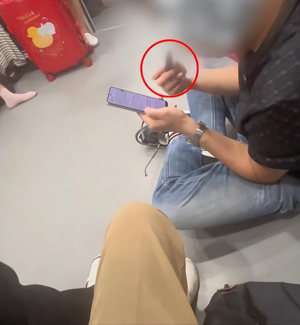 【男子乘高铁席地而坐吸电子烟吞云吐雾 拍摄者:味难闻还危险,列车员