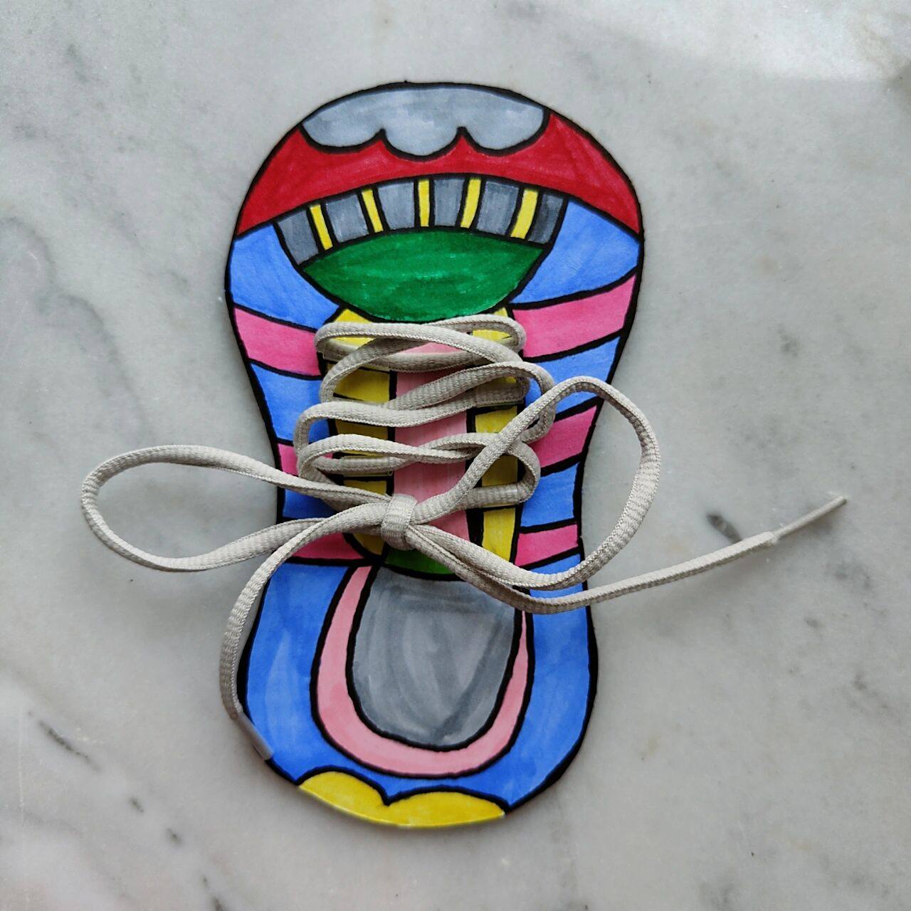 幼儿健康领域玩教具:系鞋带 纸板 马克笔 鞋带 找不到原创作者了 谁