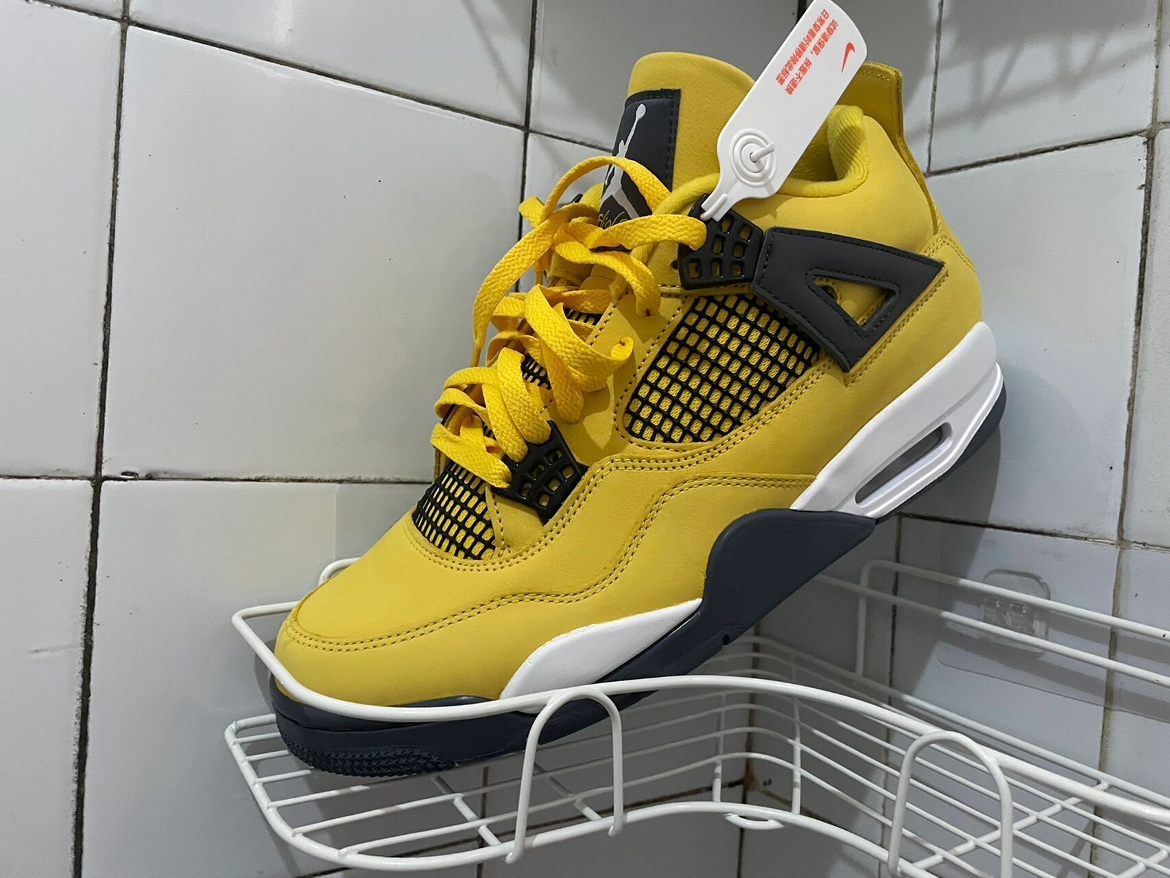 曾经的万元神鞋aj4电母 如今性价比无敌 发售价1599 比普通鞋款高处