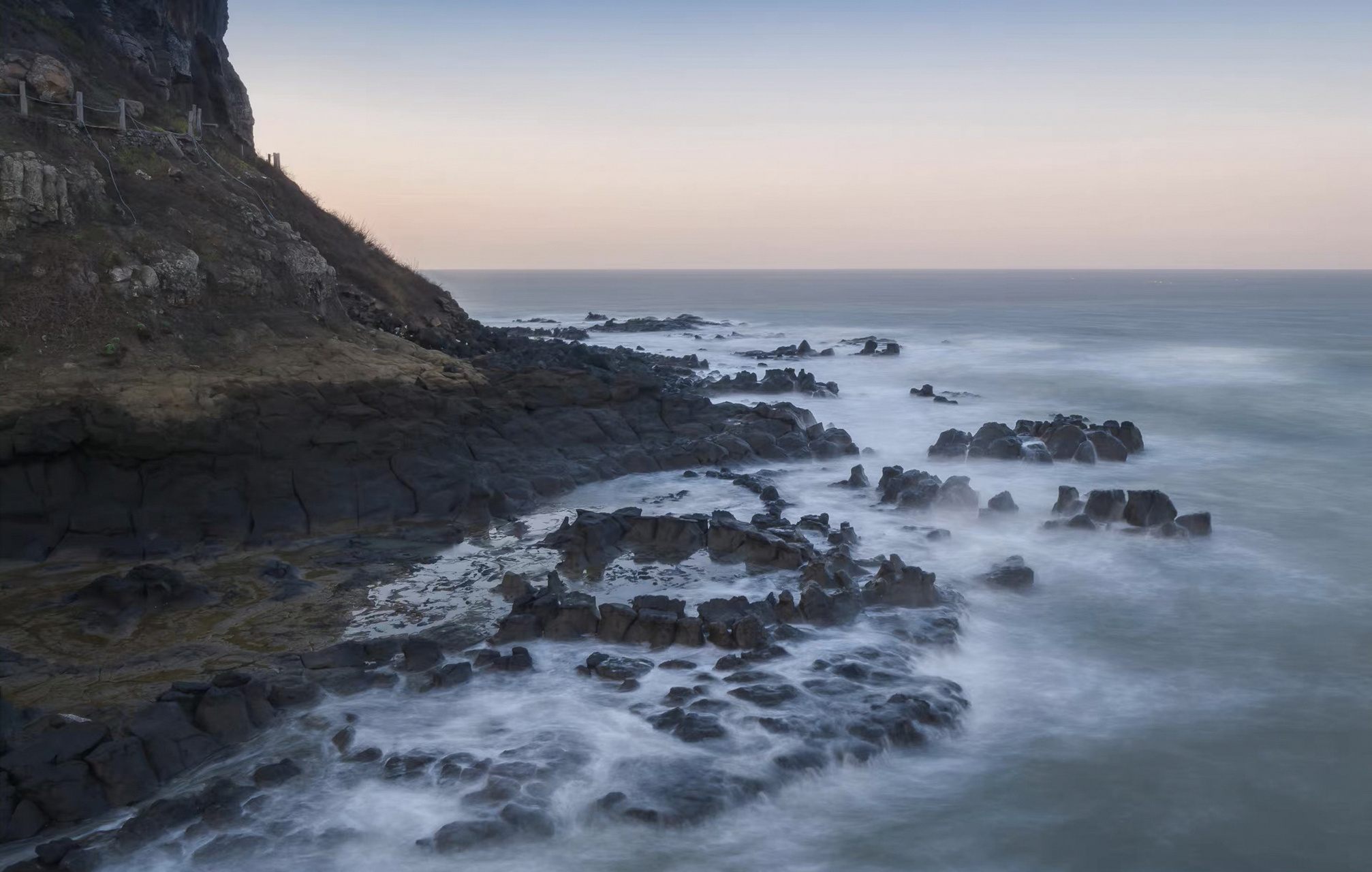 漳州火山岛旅游攻略 漳州火山岛位于福建省漳州市,是中国唯一的滨海