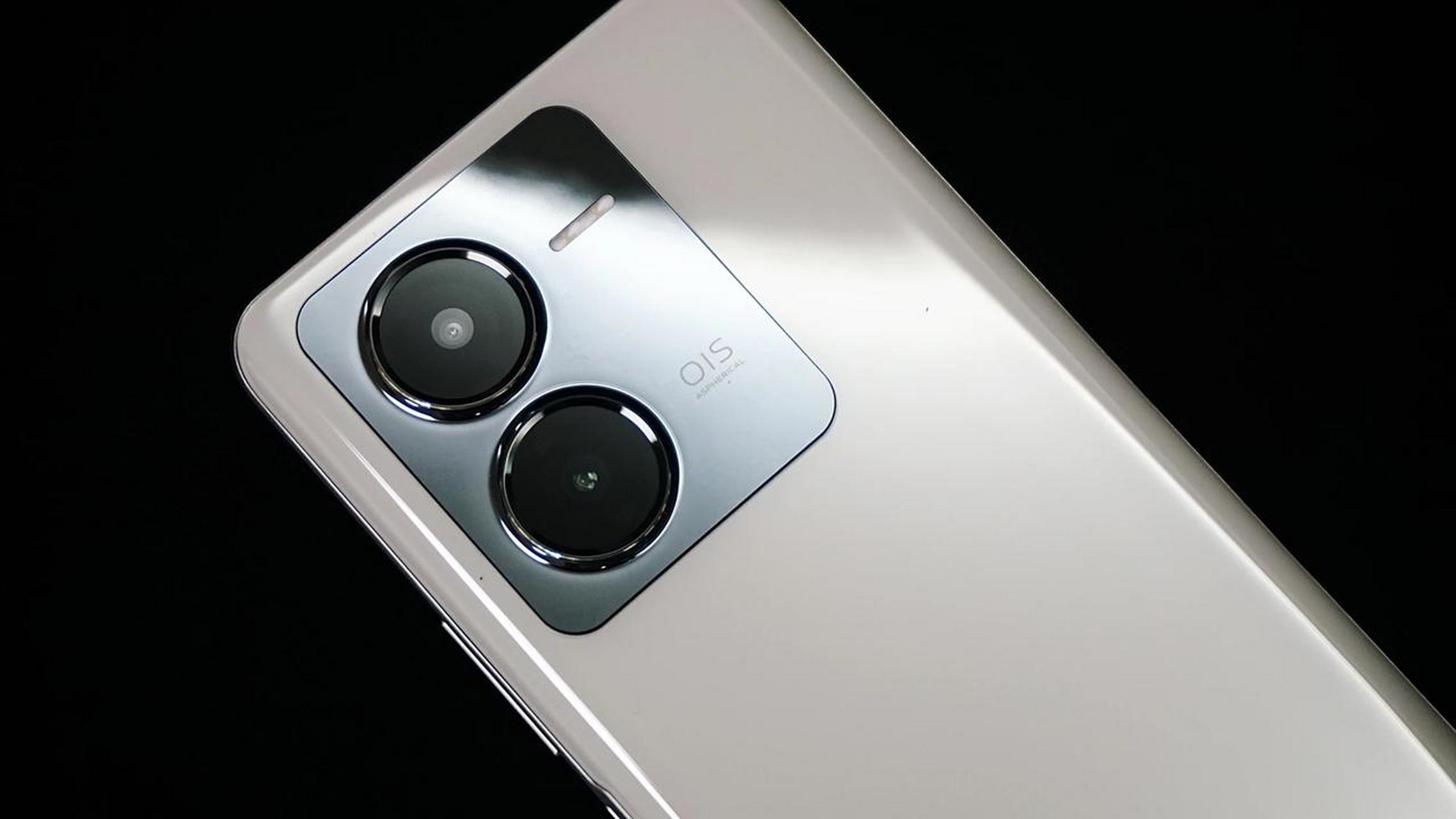 蓝厂今天发布的新机iqoo z8月瓷白!