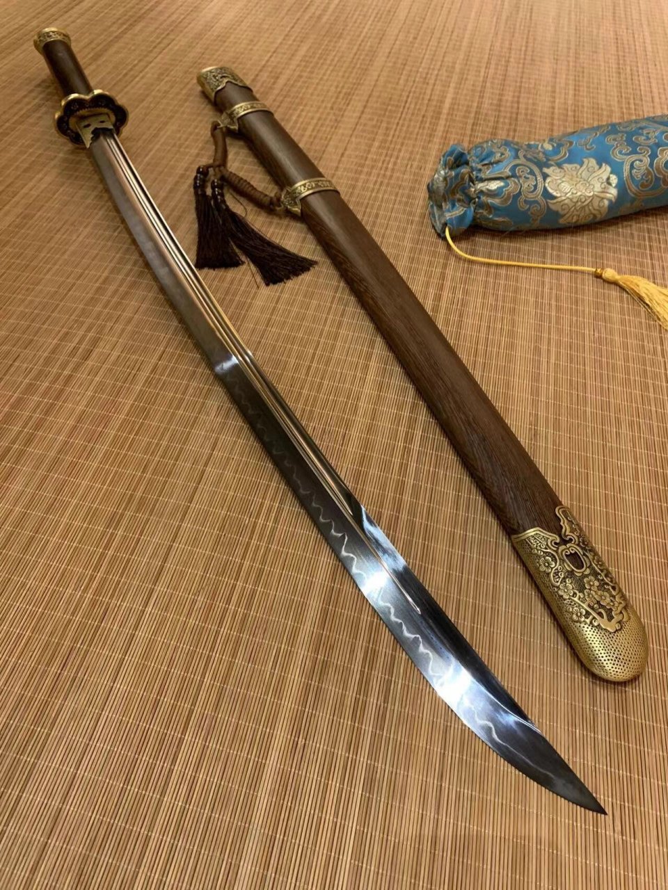 你们要的雁翎刀,今天它来了 全长100厘米,实木老料鸡翅木鞘,纯铜高档