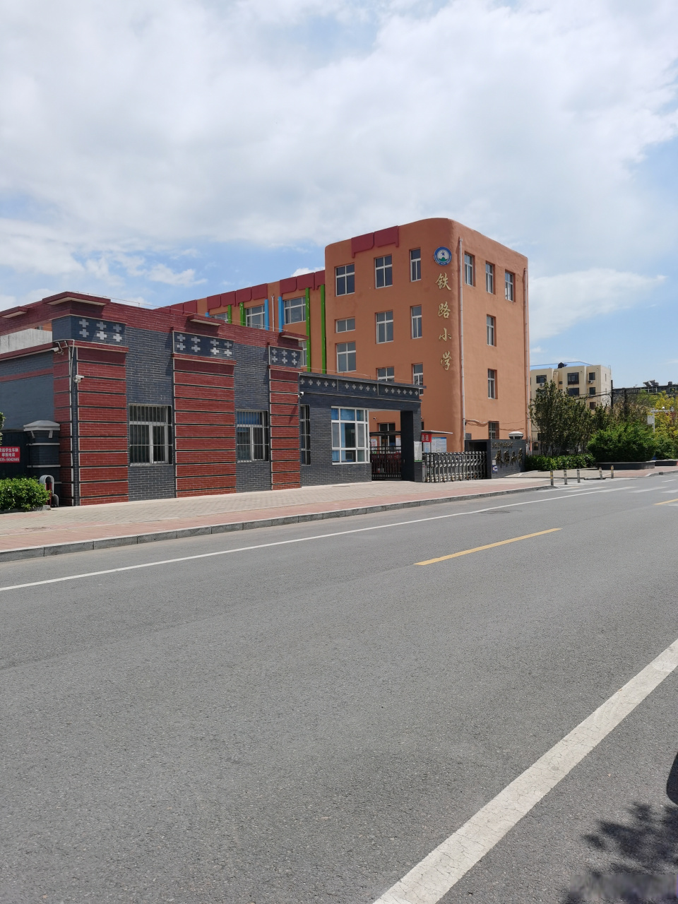 山海关冰糕就是当年六国饭店根据西方冰淇淋研制的.