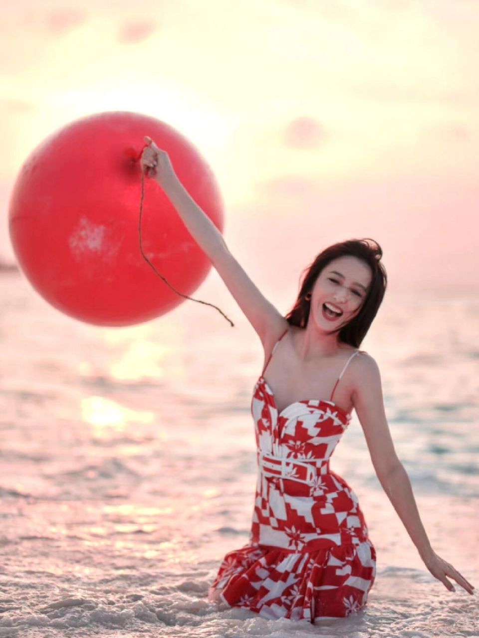 佟丽娅～新年海边写真大片,美哉!