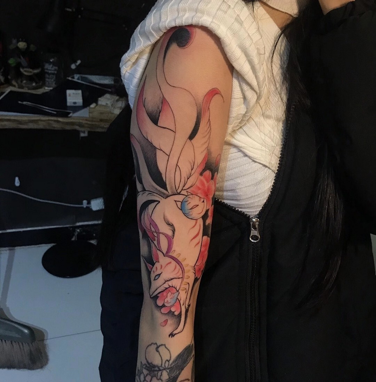 女生九尾狐纹身 客人一开始不知道想做什么图,挑图挑了一个小时,刚好