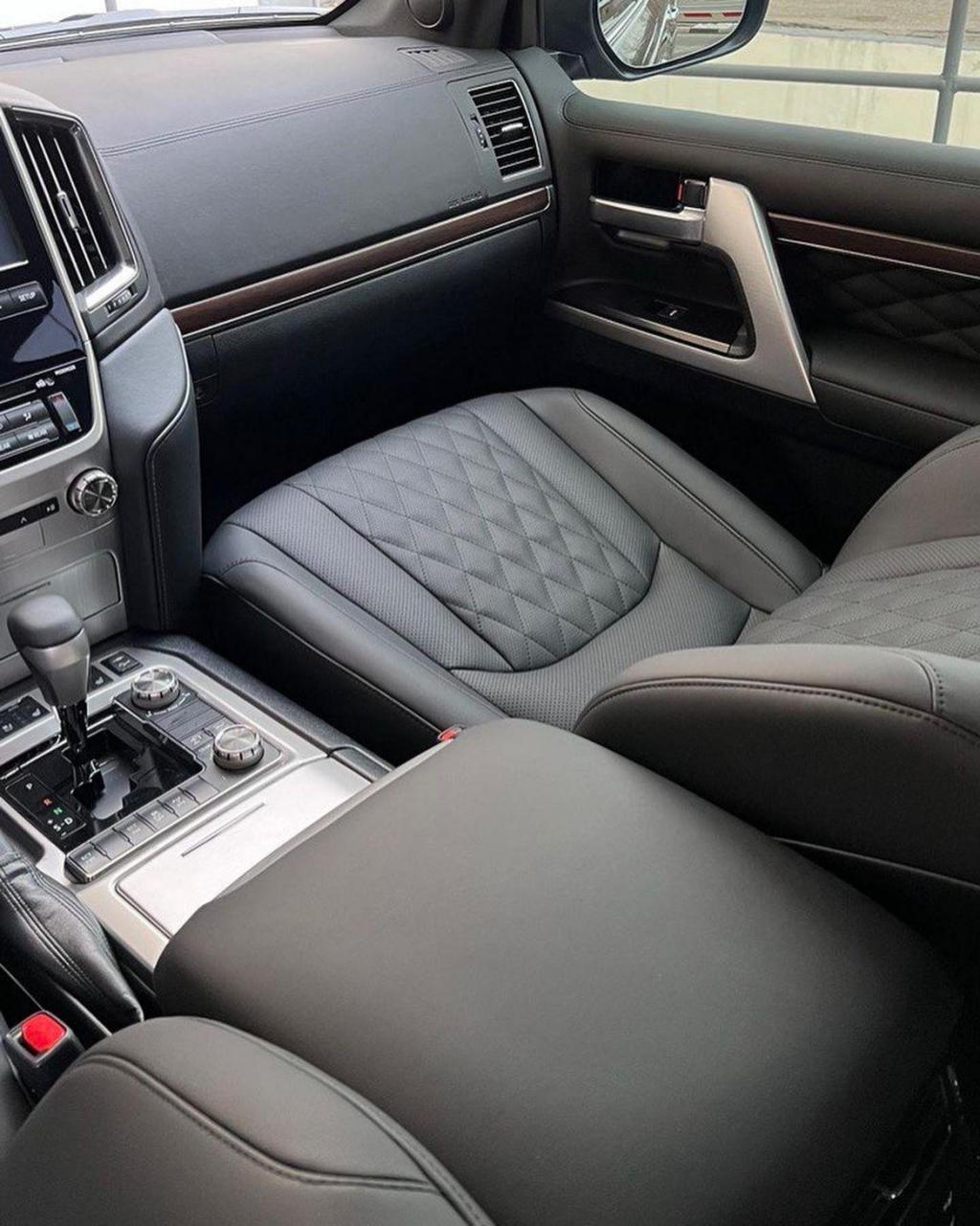 兰德酷路泽米色内饰升级黑色内饰高级感十足.