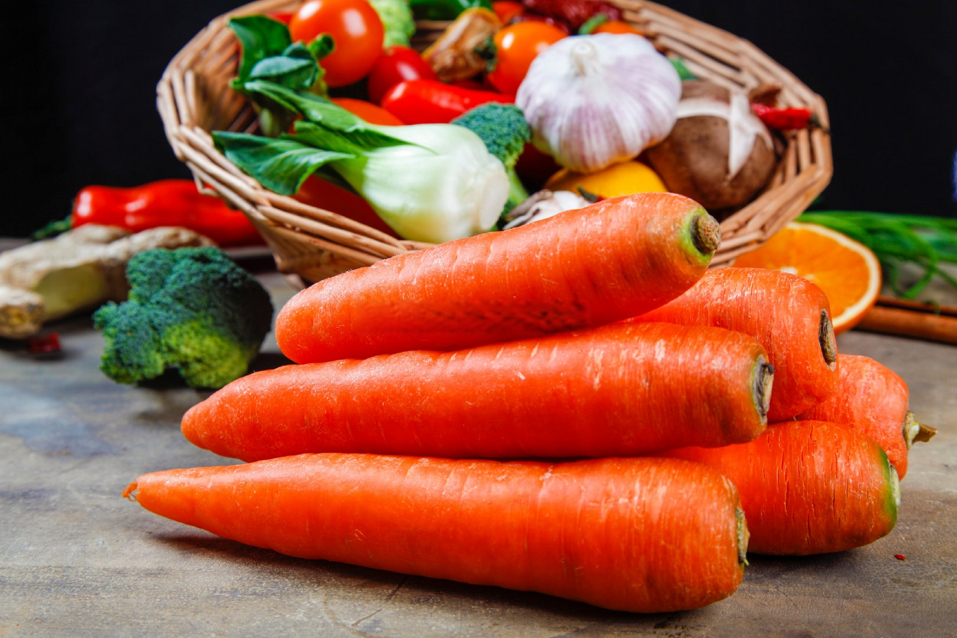 这是因为胡萝卜富含β-胡萝卜素,这种营养可以在