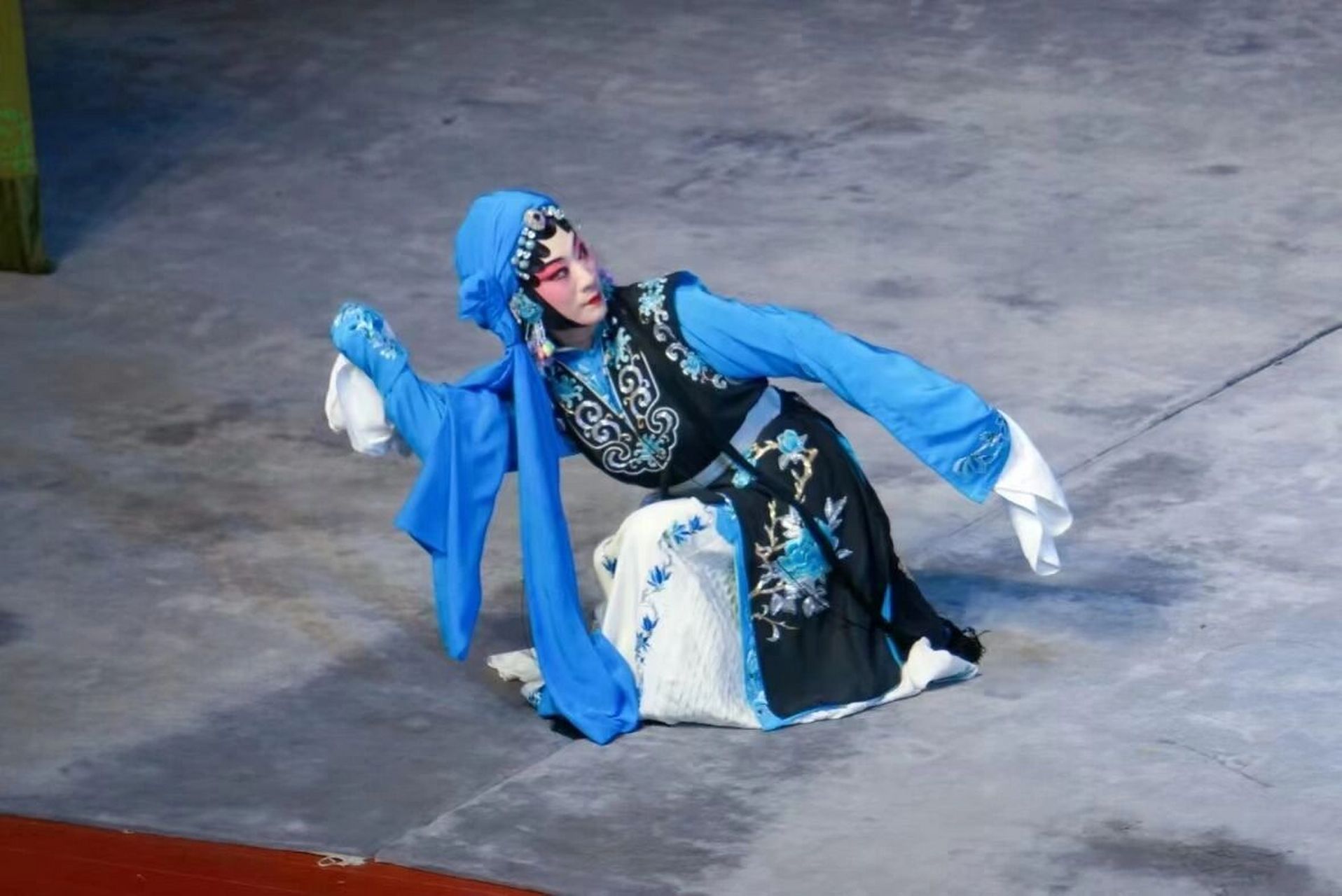 "薛妈,球上楼了!" #京剧# #锁麟囊# #李海燕