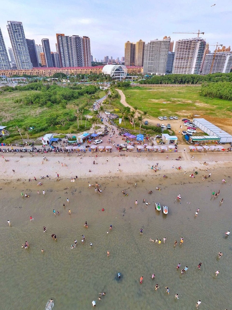 北海大墩海海滩 这个海滩相信很多人都有来过,这里非常适合在海边看海