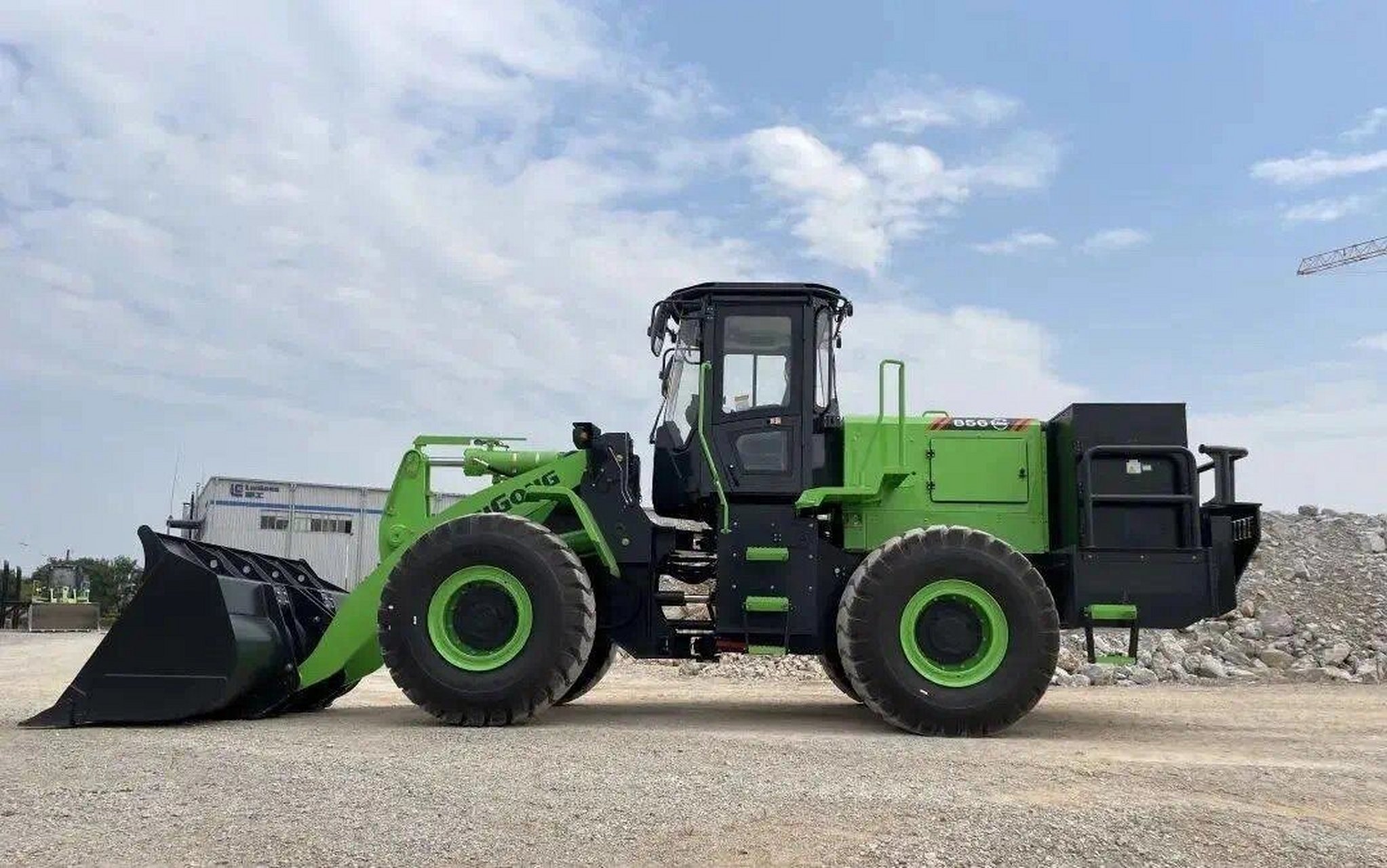 近日,柳工自主研制首台"可换又可充"电动装载机,开创了国内工程机械