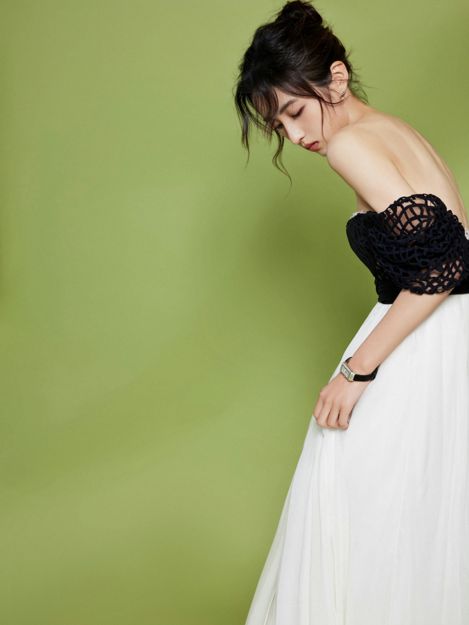 张子枫,深v露背黑白格调纱裙