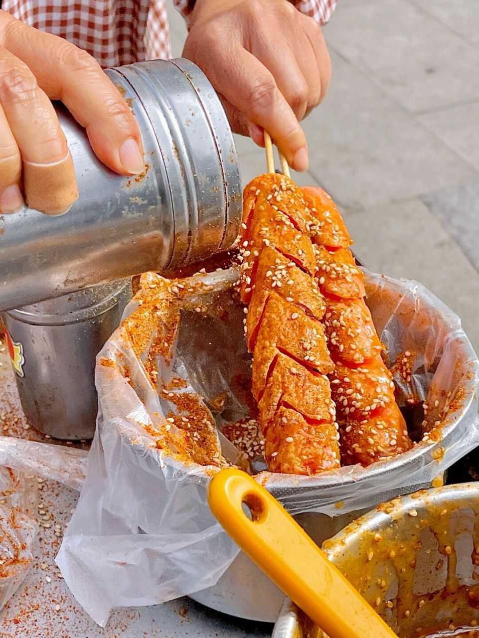 路边的一家淀粉肠小摊,真的让人无法抗拒7515看到就走不动路了