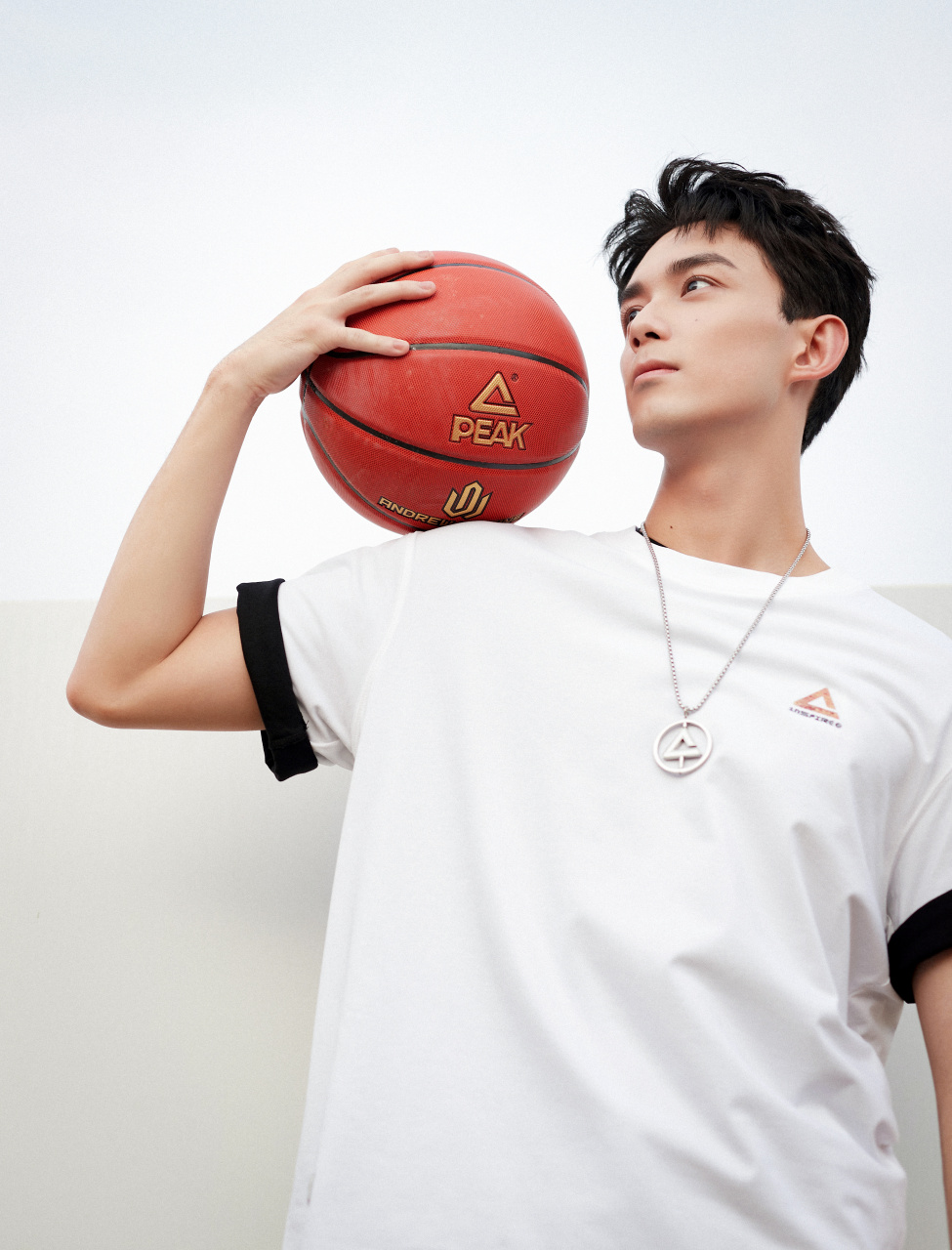 少年奔跑穿越光阴,将满载的青春投掷.吴磊leo