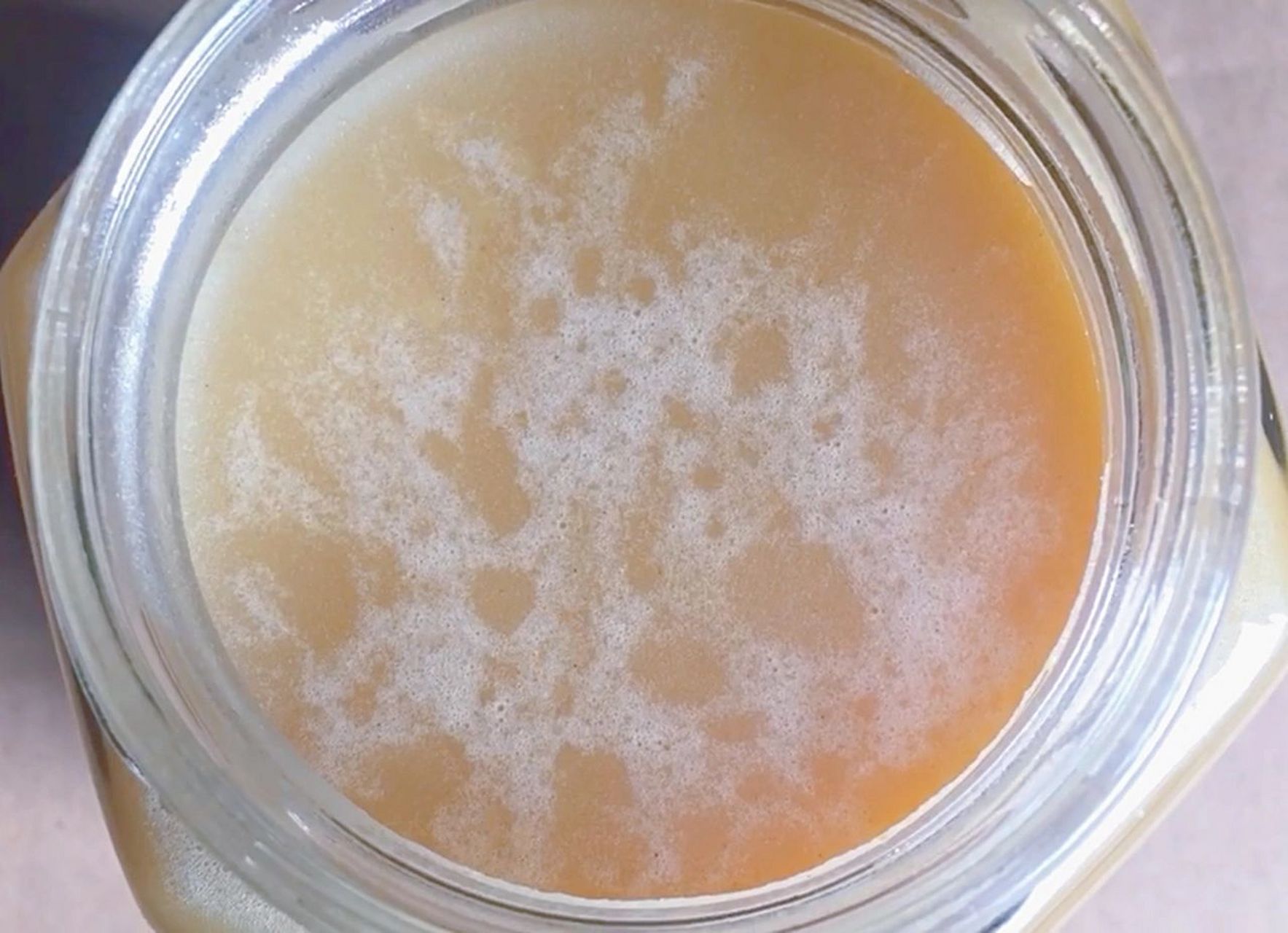 蜂蜜放了三年还能吃不(蜂蜜放了三年多,还能继续吃吗)