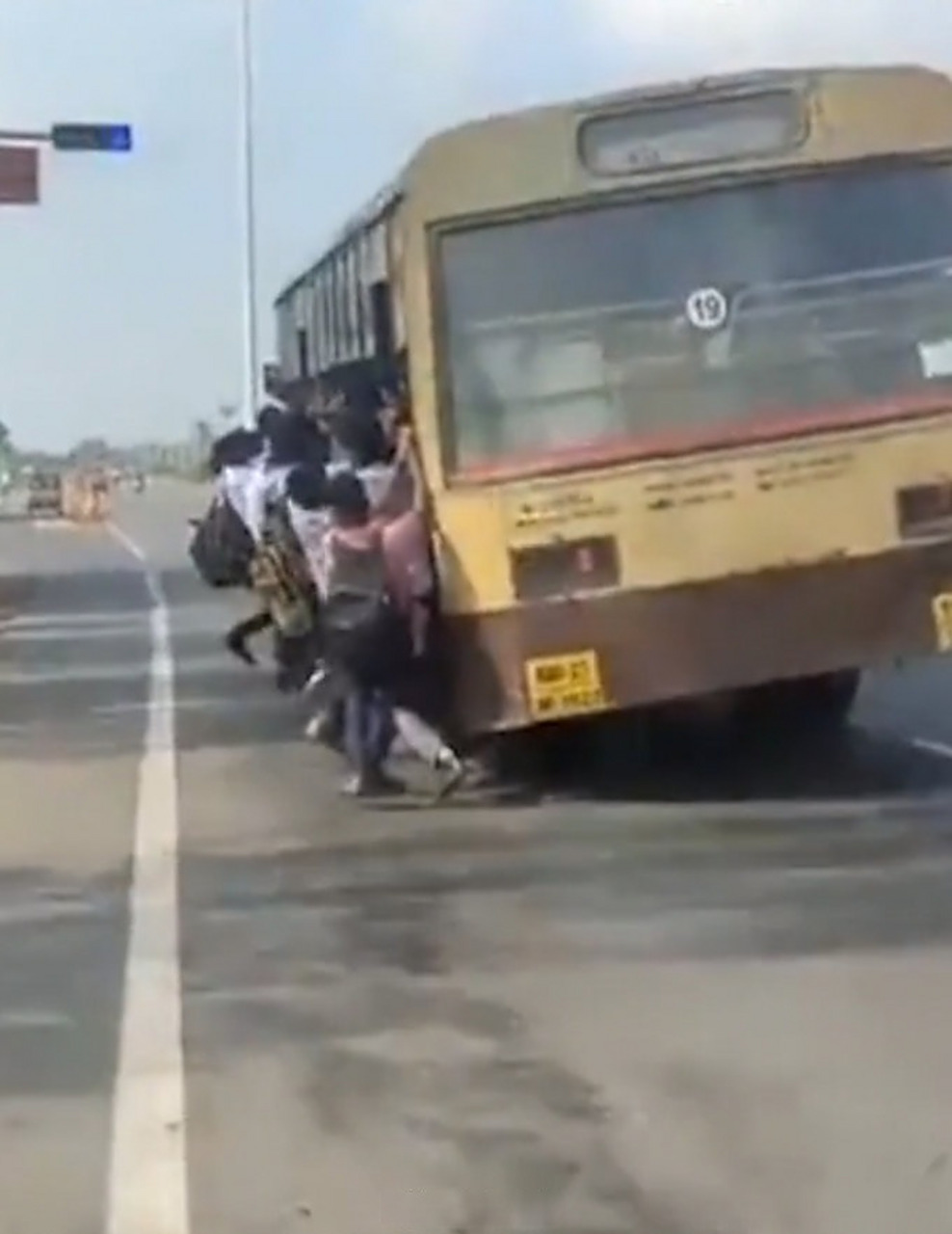 印度公交车.学生们不是坐车,是扒车去学校,一位学生还不慎跌落了.