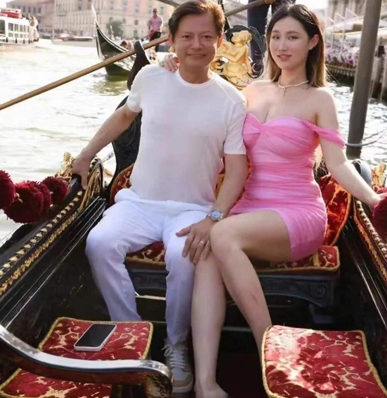 一线老戏骨莫华伦与二婚娇妻王冰冰,两人看起来还是挺般配啊!