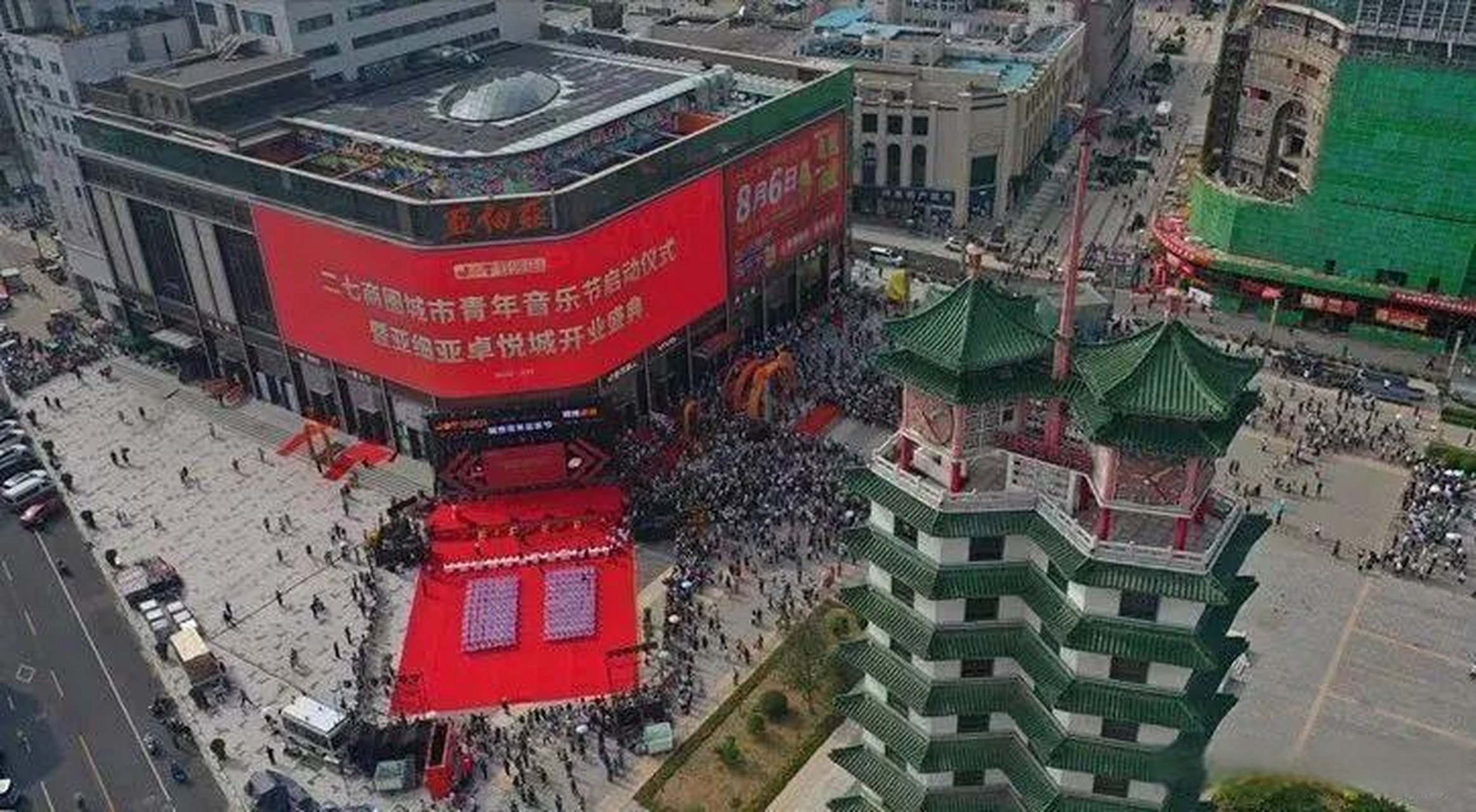 昨天,亚细亚卓悦城开业,由曾经引发郑州商战的亚细亚商场大楼改造而来