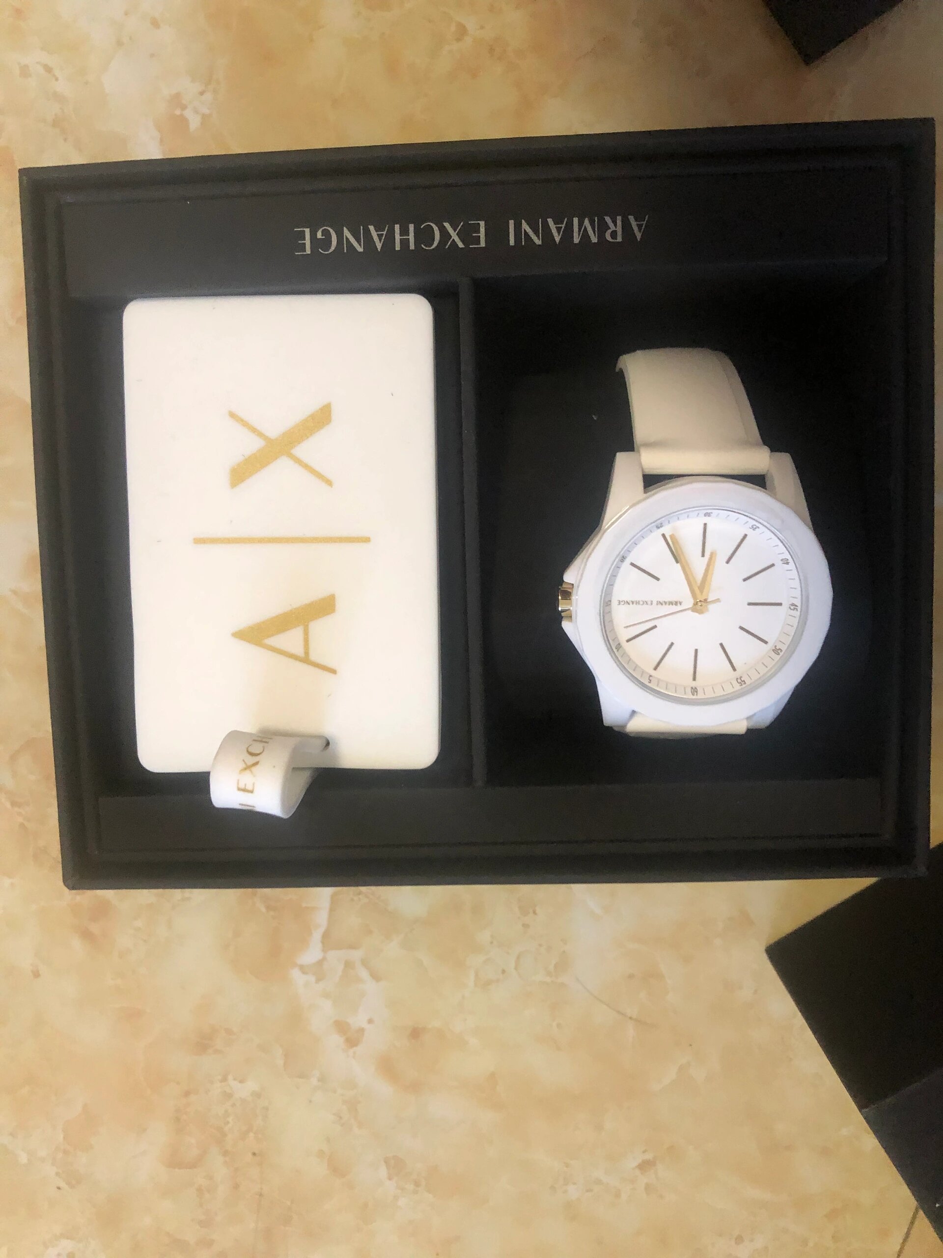 99新阿玛尼女表800出原价1200 型号:ax7126	￥1190