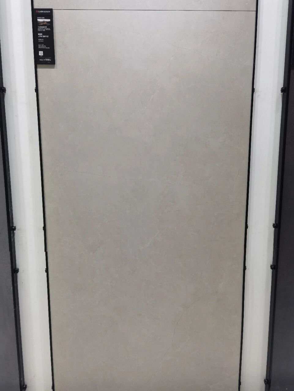 嘉宾瓷砖也不例外,  做一个卖货的罗子.只能不停的打广告