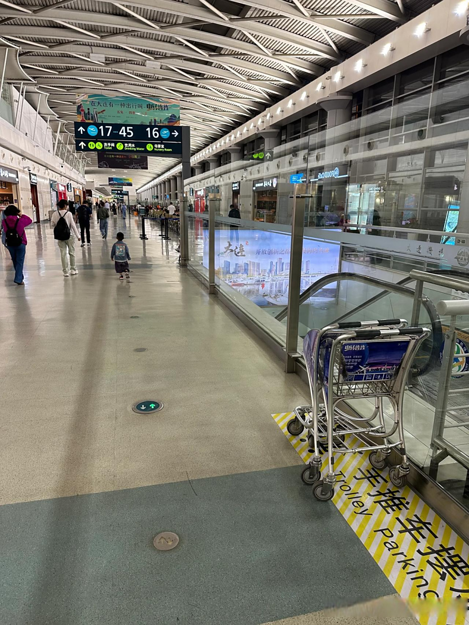 大连的事儿 这是我来大连机场这么多次,头回看到别的机场才有的手推车
