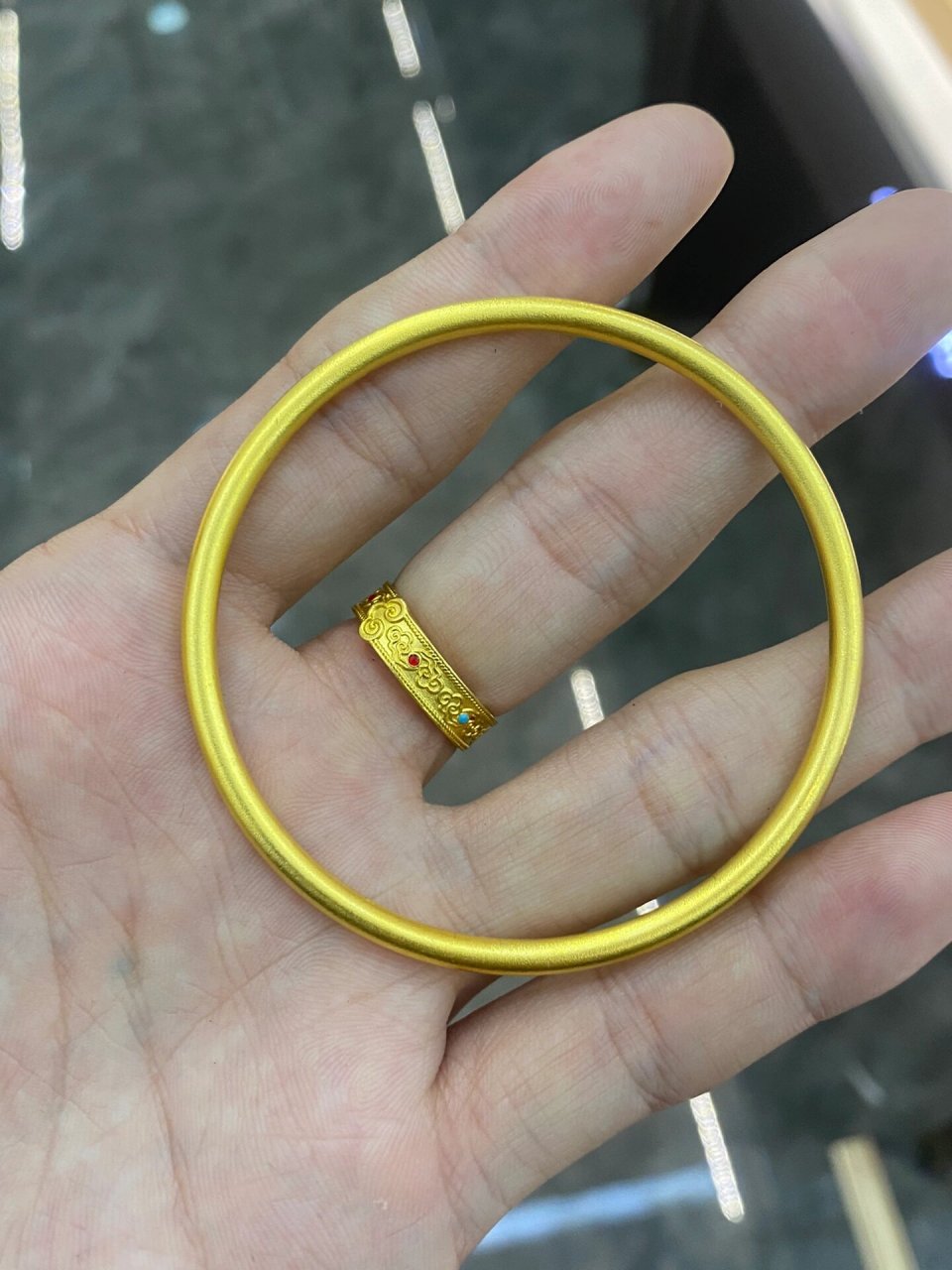 老凤祥全新 刚收,全新刚拆膜,老凤祥足金999古法素圈手镯30.