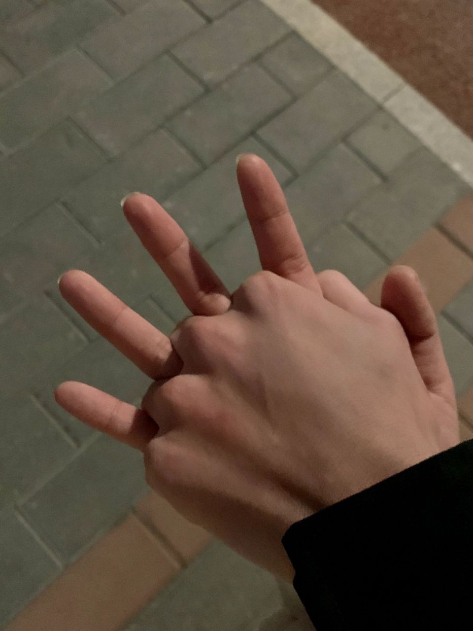 情侣谈恋爱一般几天才牵手 在一起50天了才牵手我们俩都很紧张因为