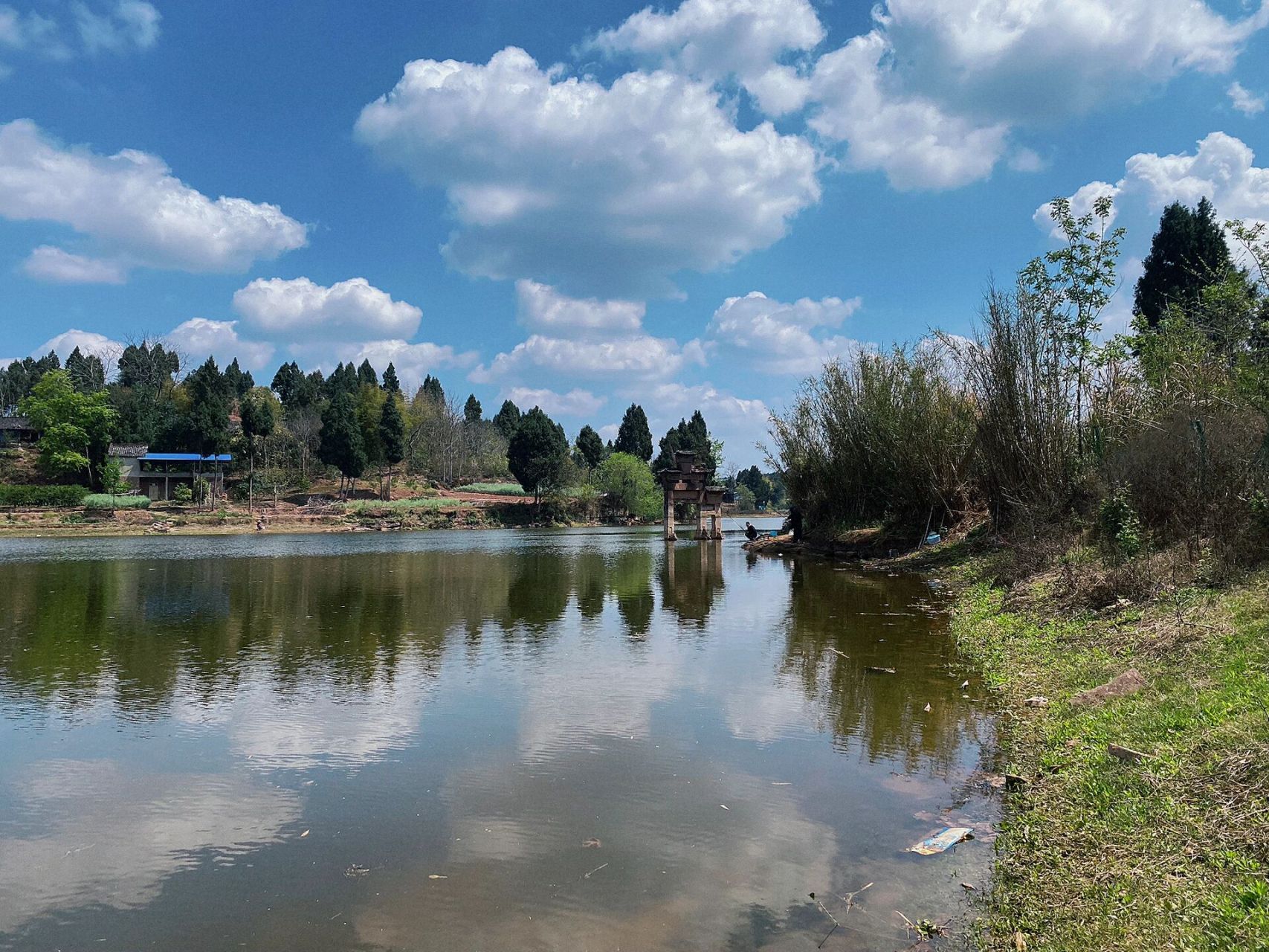 大圣桥牌坊位于资阳市雁江区中和镇,建于清代,坐北向南,为四柱三间五