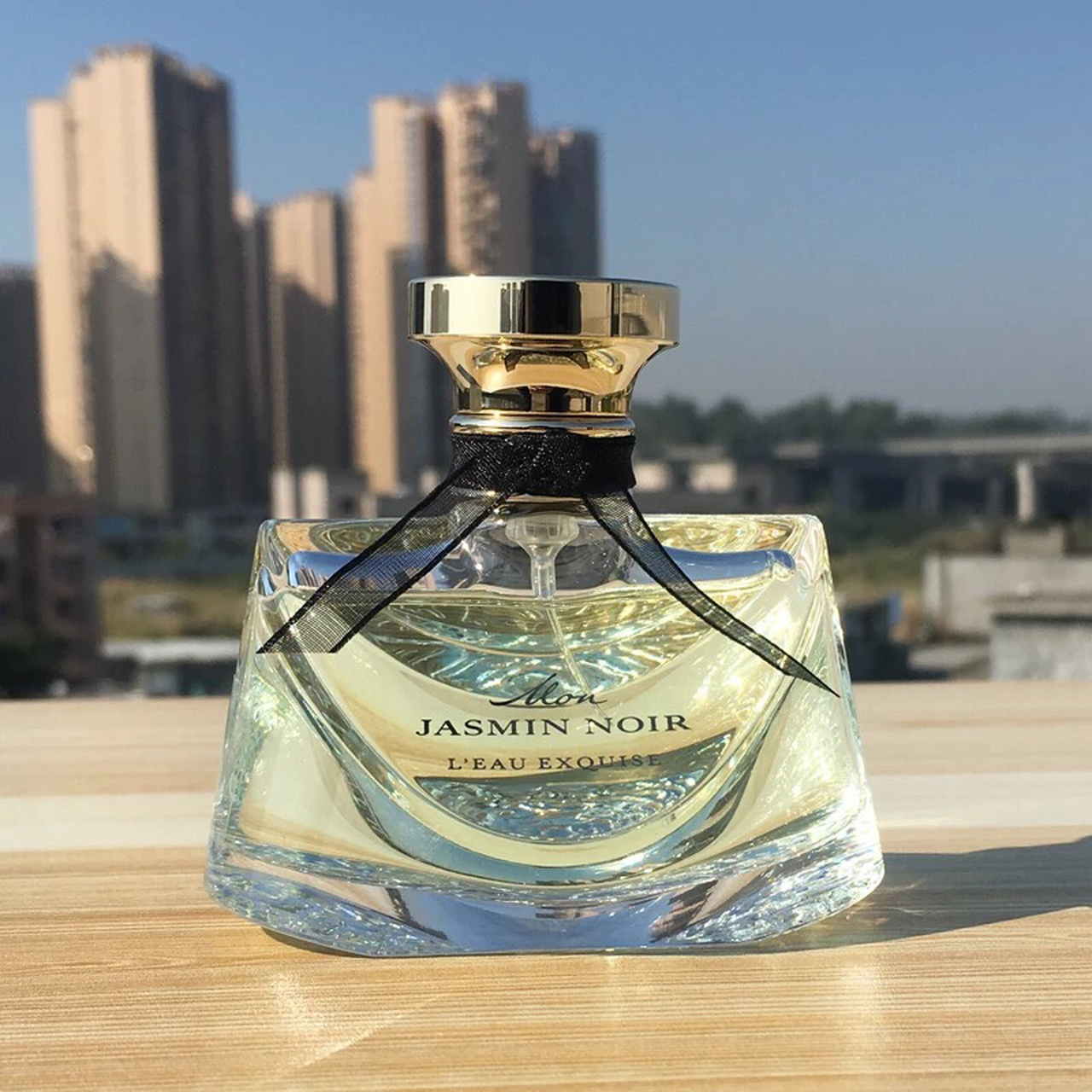 宝格丽这款水漾夜茉莉香水前调是葡萄柚和绿苦杏仁,后调是木香,味道