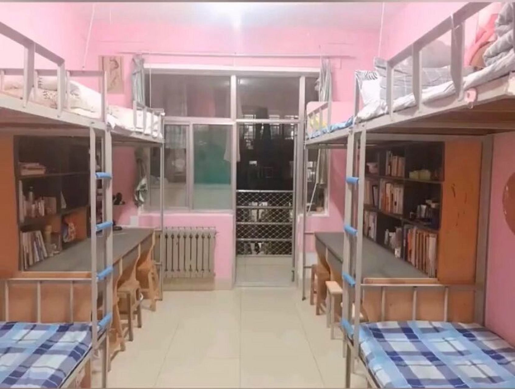 济南大学宿舍 没有四人间的呱～ 都是六人间八人间 73但是都有空调!