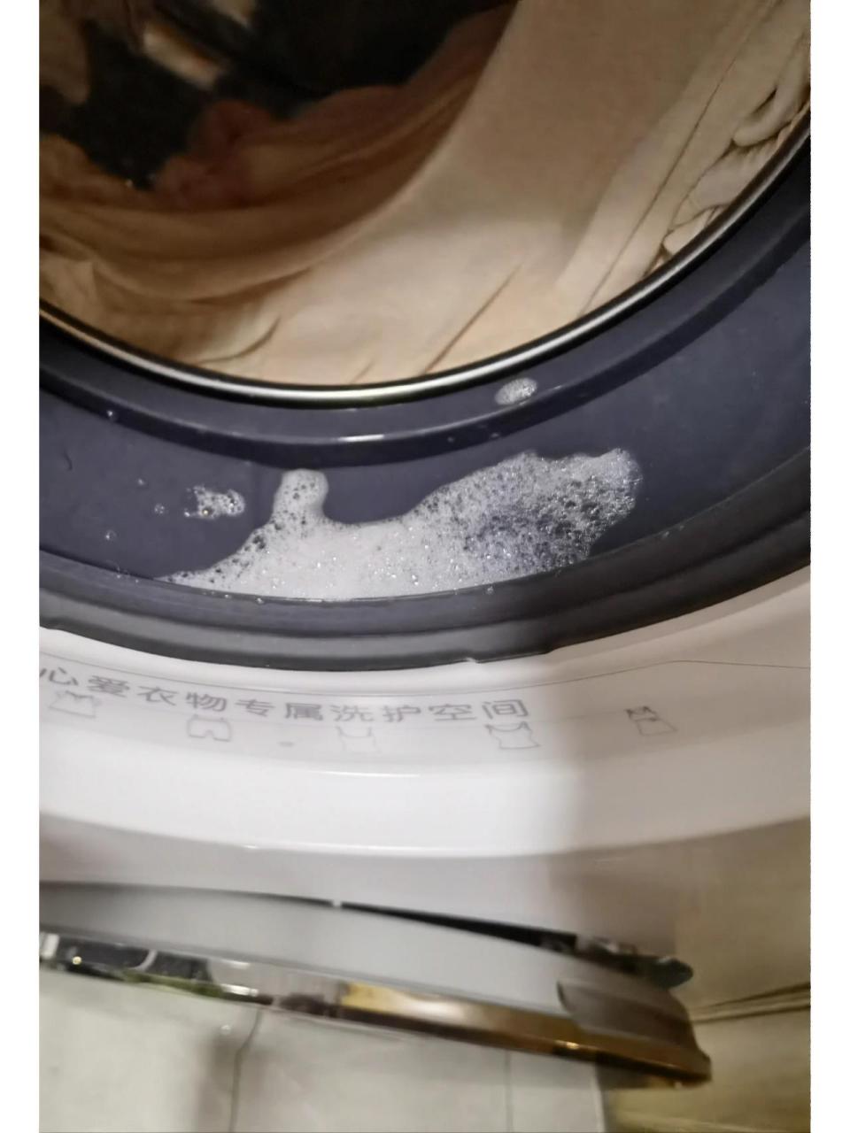 明明洗衣液倒得很少,但是每次开门都有泡沫残留.