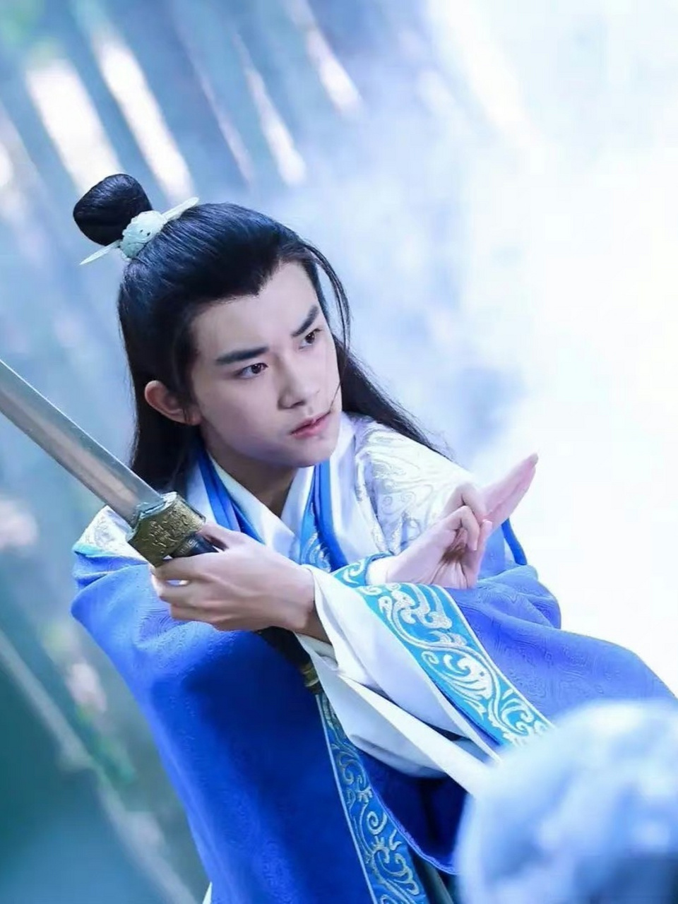 端午节刷到15岁的易烊千玺,他曾在电视剧《思美人》里饰演过少年屈原!