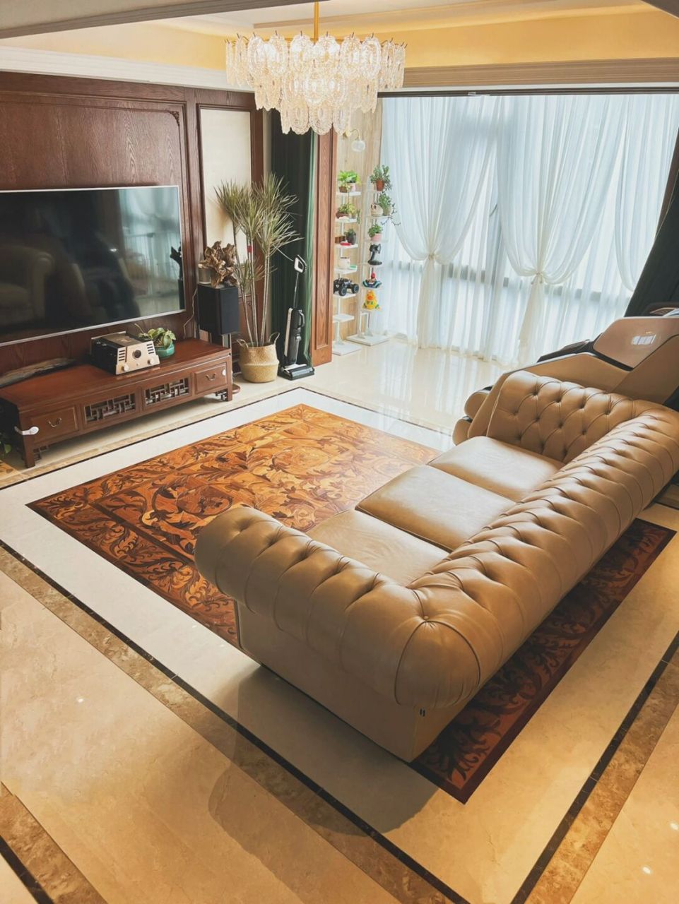 93地板材质 我家客厅是地砖拼接红木拼花地板,木材是酸枝拼花梨.