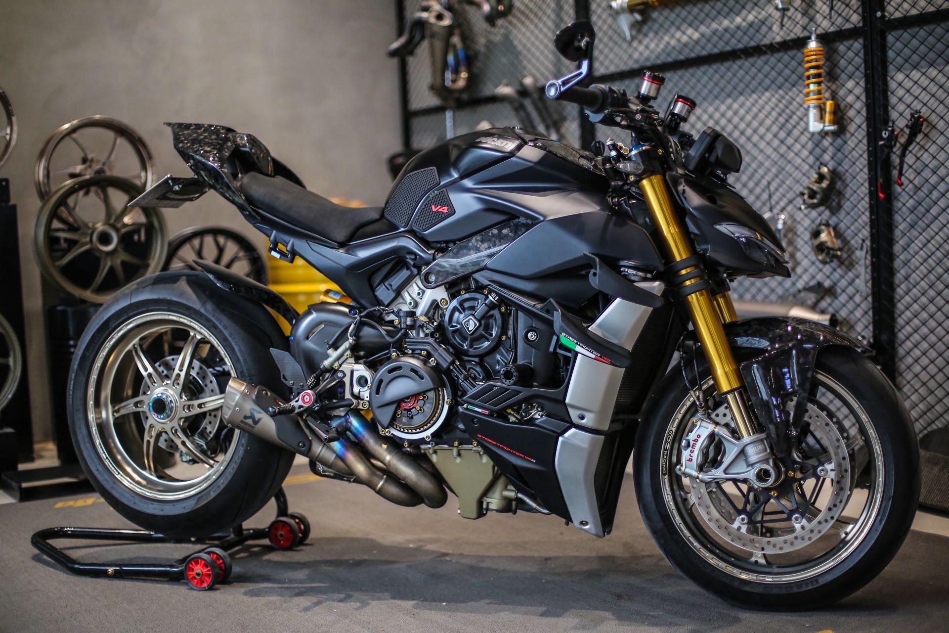 21年杜卡迪街霸v4s暗黑版.行驶6600公里,四手户.