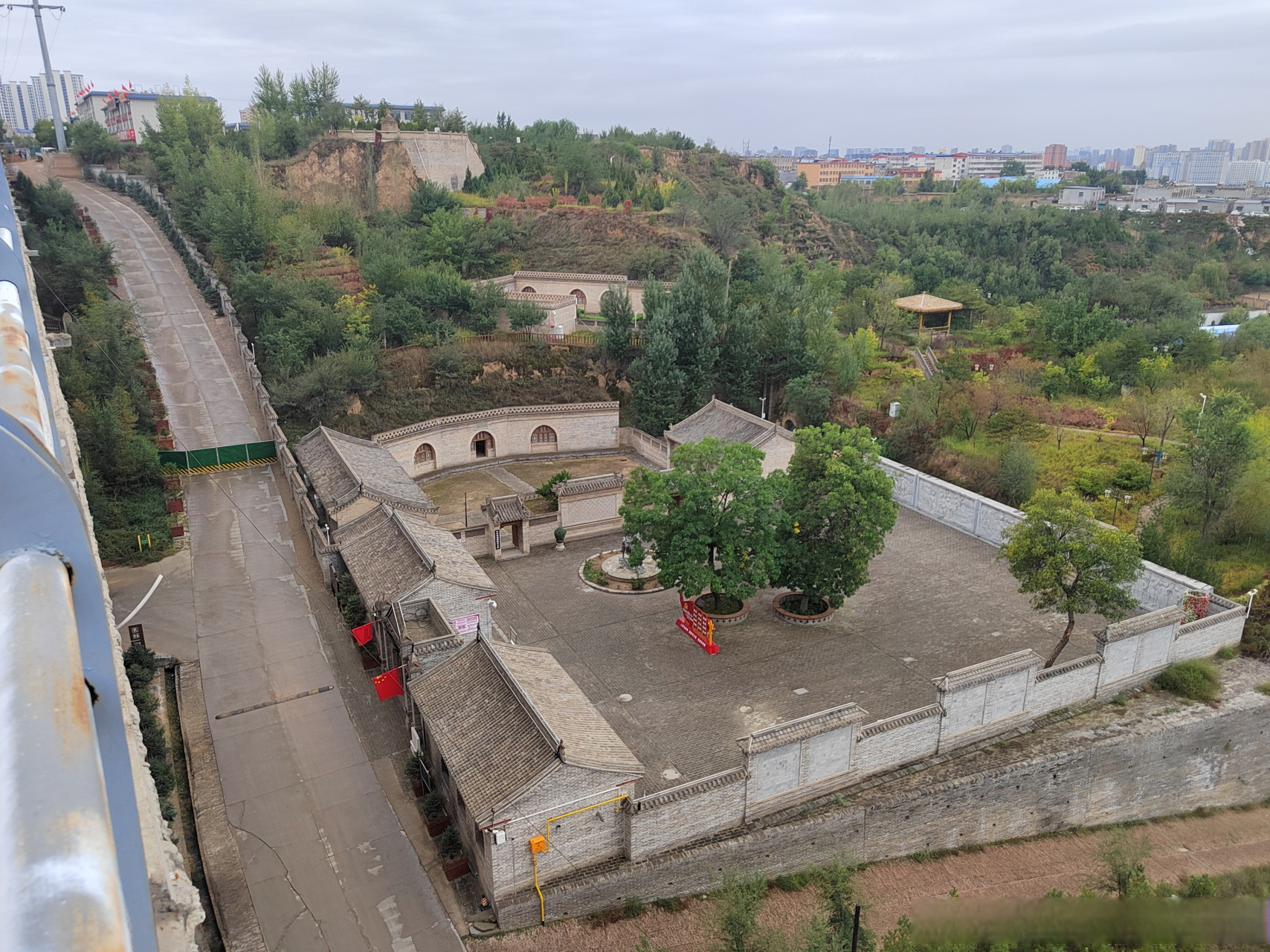 上午,在榆林市区,参观邓宝珊司令部旧址