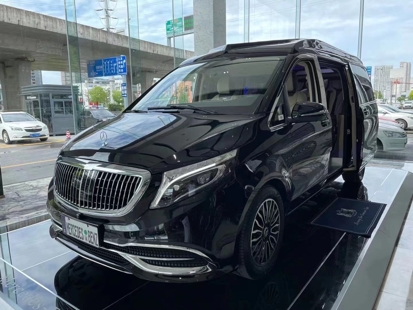新款奔驰v260迈巴赫商务车奔驰迈巴赫商务车