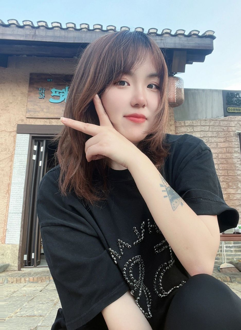 欧莱雅染发膏#墨羽黛棕 图一是原来的样子,图二是染完后第二天的颜色