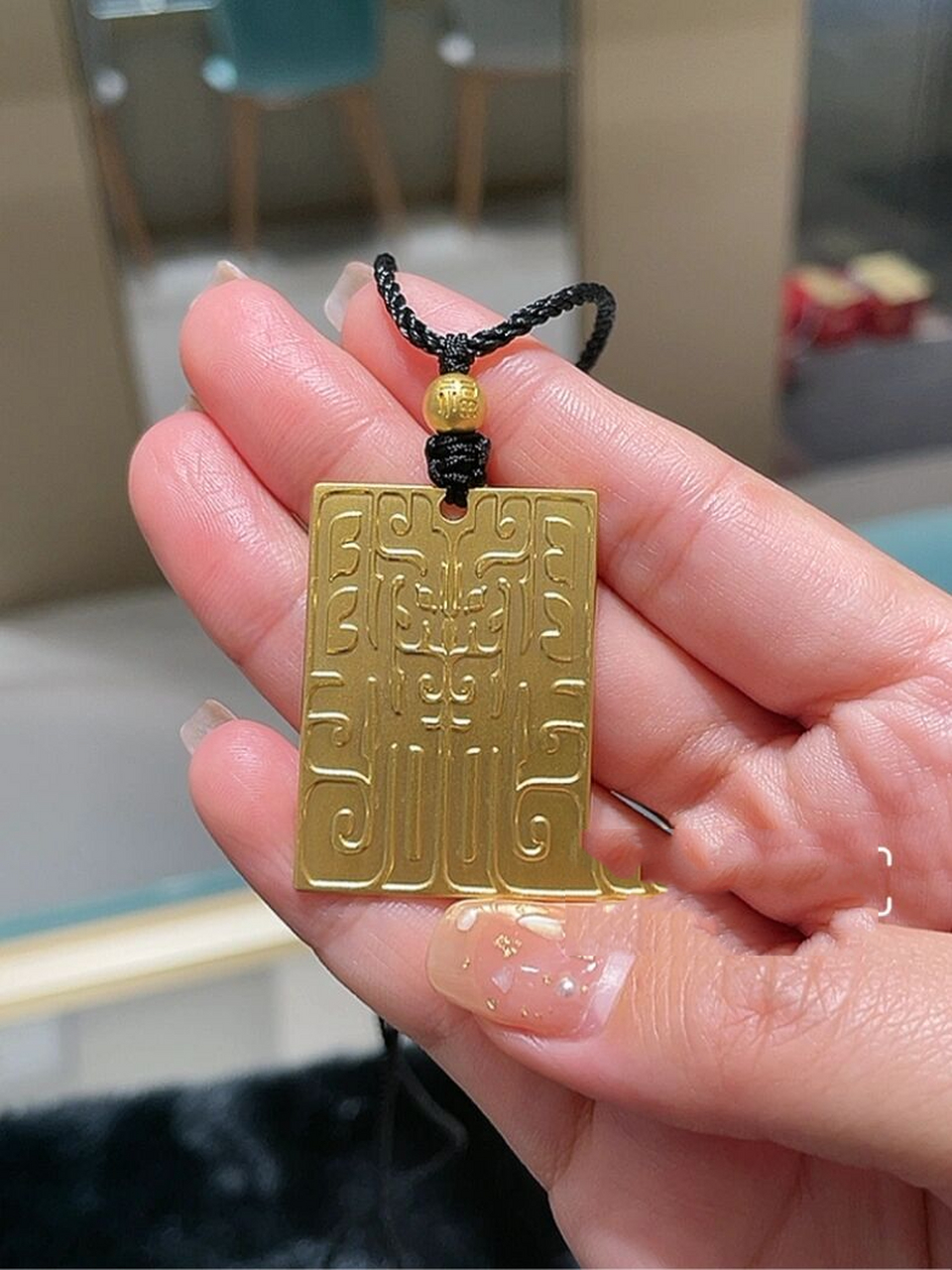 周大福传承系列-龙纳百福 正面蹯编龙纹寓意:权力,地位,智慧,勇敢和