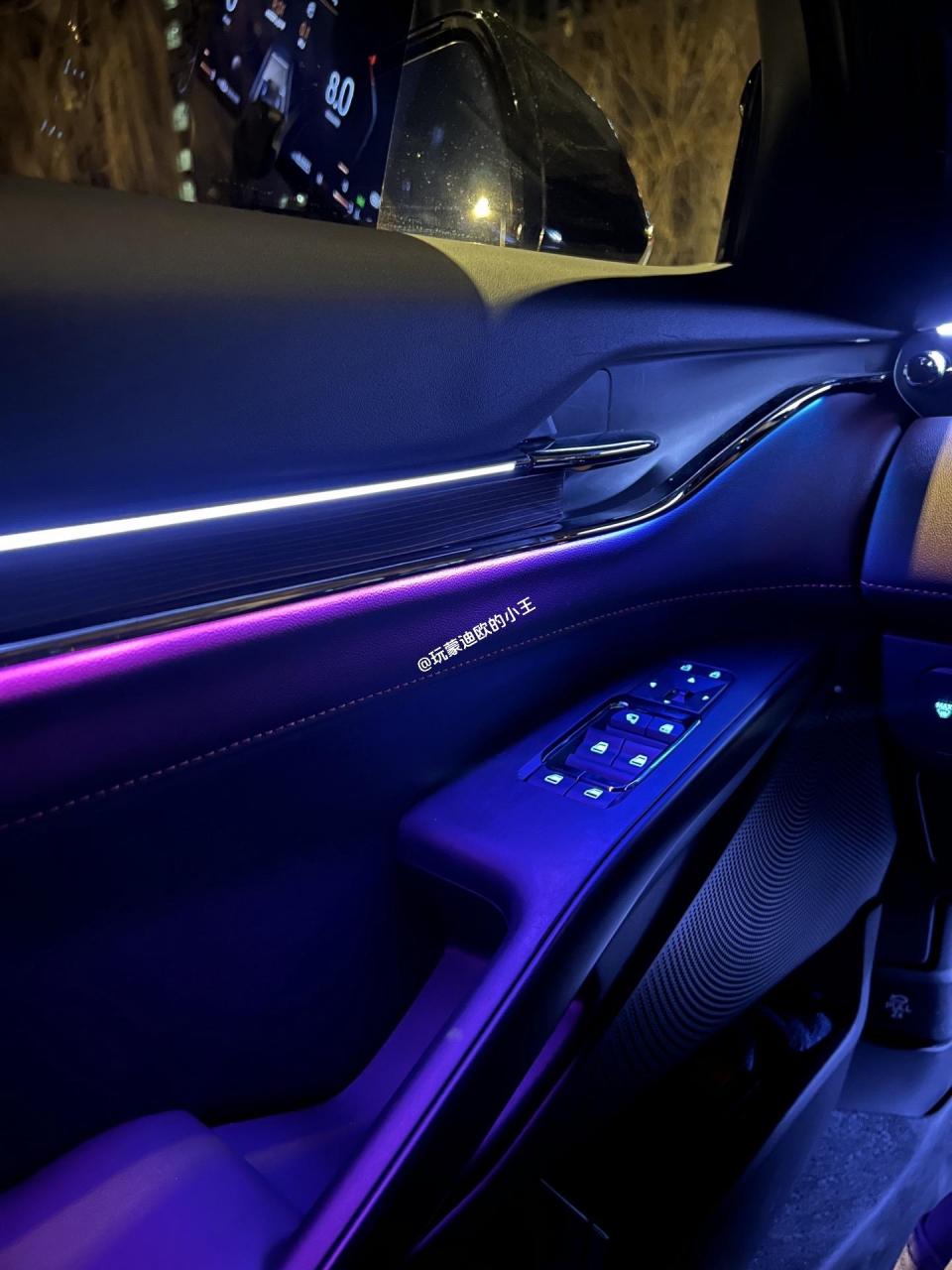 兄弟们你们要的蒙迪欧氛围灯效果来了,这次加上了后排灯光效果