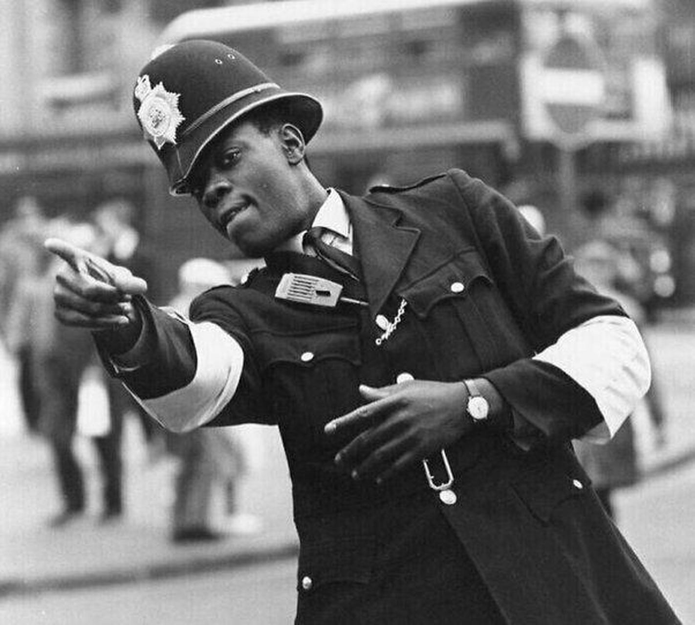 pc norwell roberts 是伦敦第一位黑人警官.