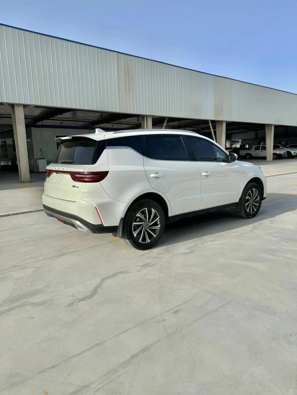 4t自动档尊贵版,电动真皮座椅,电动天窗,倒车雷达,12.