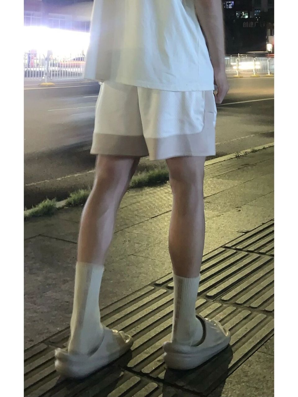 为什么体育生都喜欢拖鞋配长袜 uzis拖鞋!