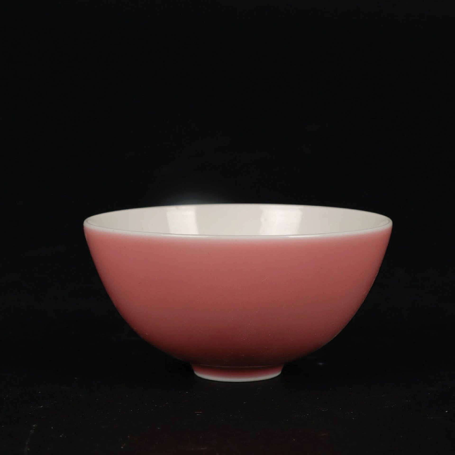 粉釉杯,茶杯 粉釉杯高度4.5cm,口径8.6cm,底径2.5cm.