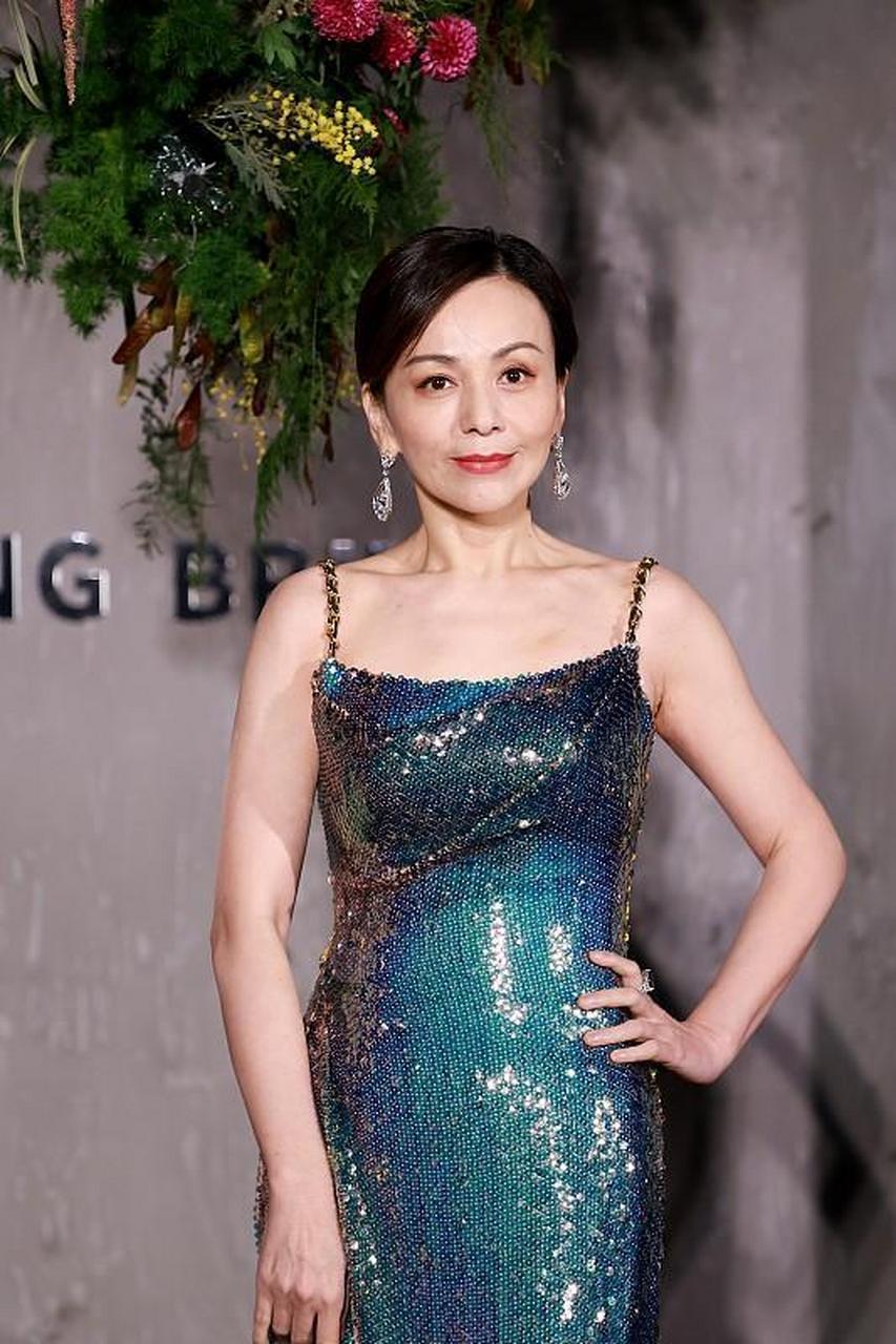 王琳一点也不服老! 一袭修身吊带裙优雅妩媚,曲线不输"小年轻"!