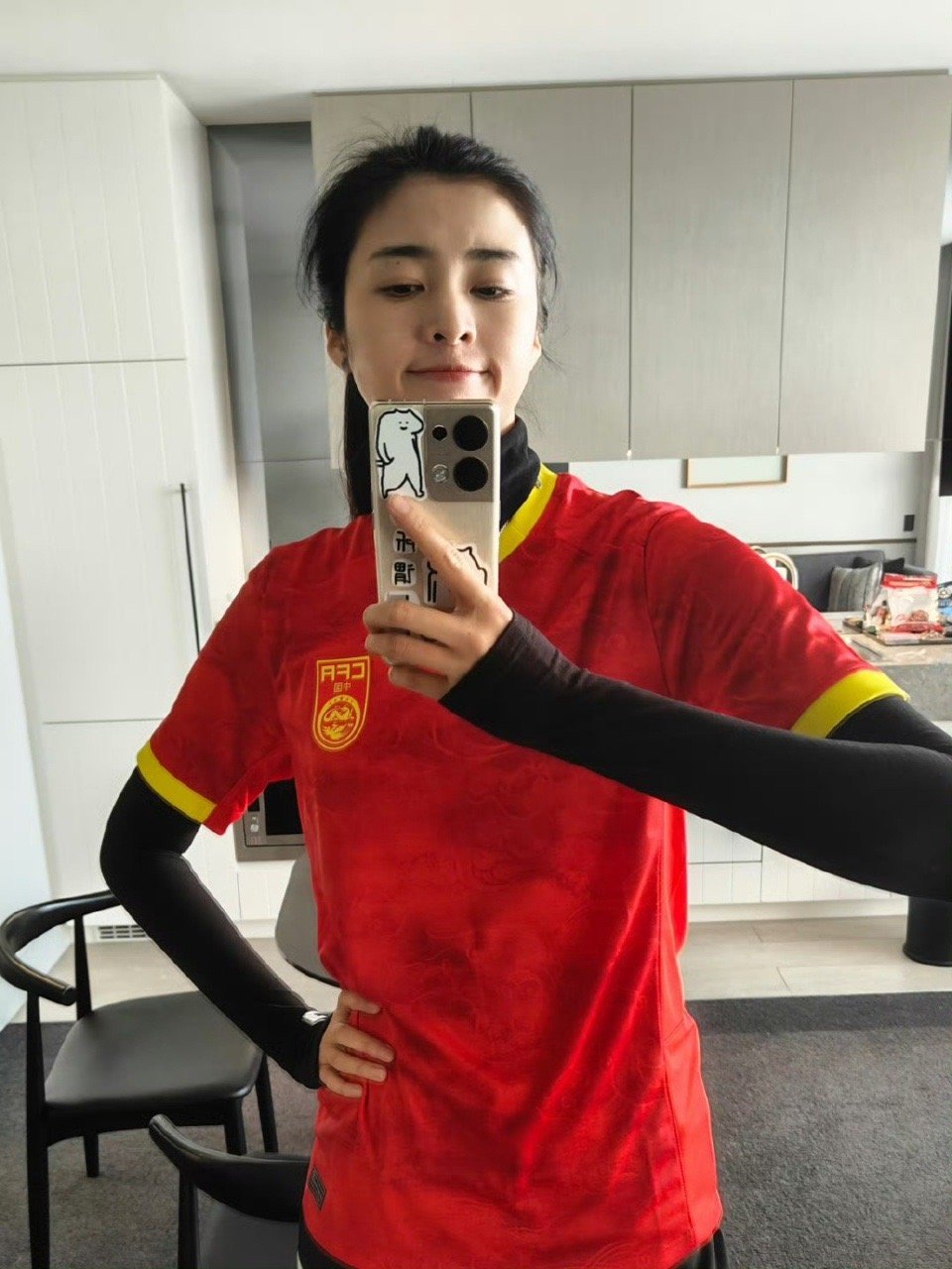 关键战役来袭,赵丽娜身穿中国红为中国女足加油,相信姑娘们一定能无畏