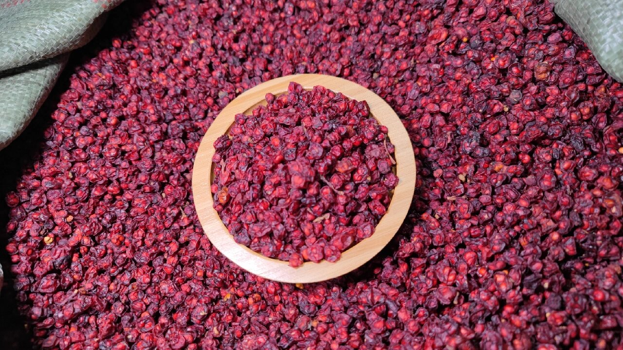 喉咙吞刀片""冰雪两重天"时,我的爱好养生的老父亲拿出了这红色小果子