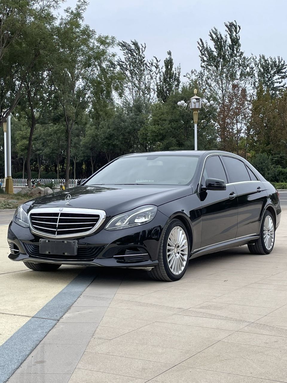 新到店:2014年15款奔驰e200l 立标豪华,新车指导价格42.9万,新款2.