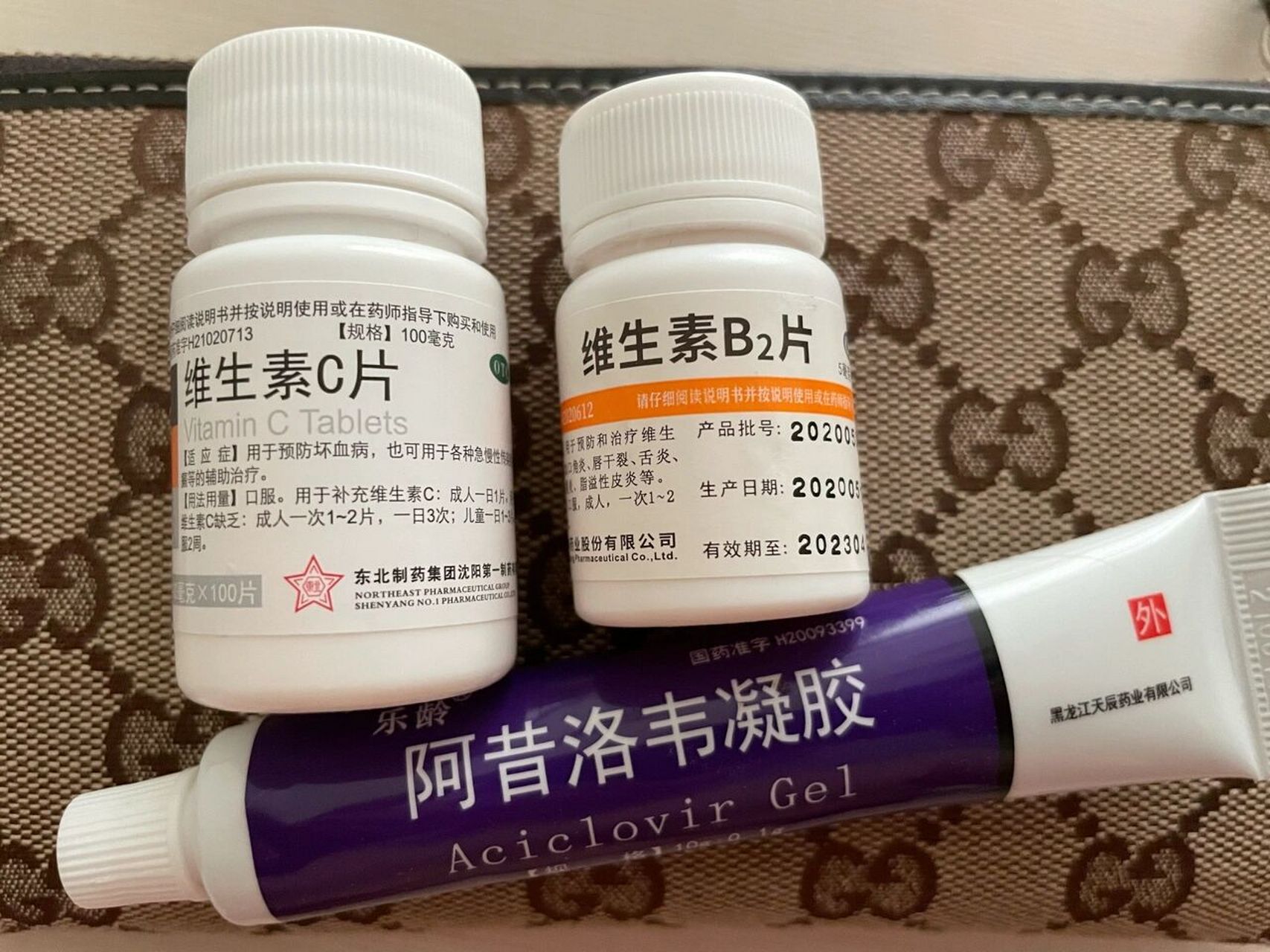 唇疱疹,嘴上起水泡的看过来啊 以前总是认为嘴上起泡是上火, 喝去火的