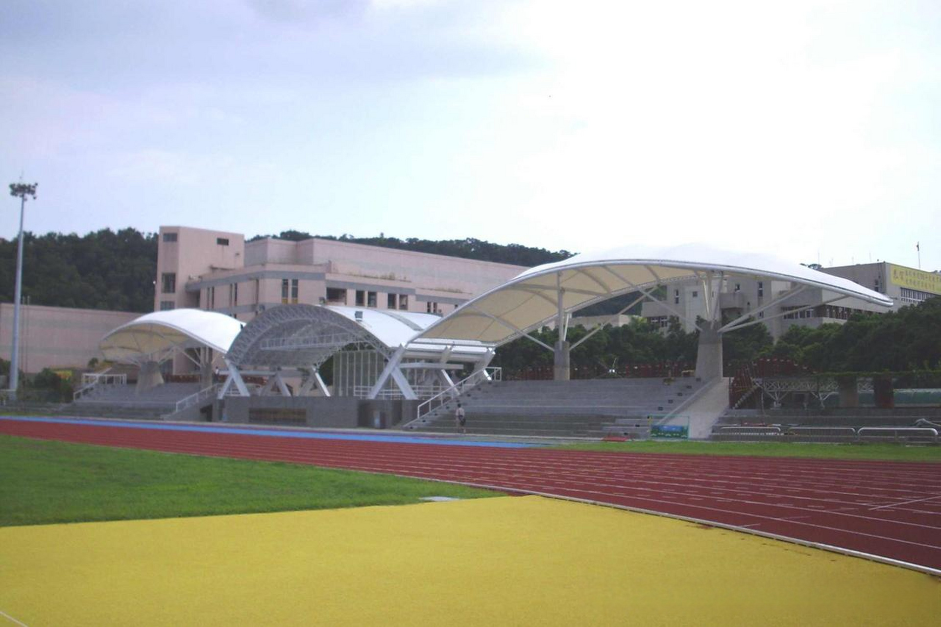 台湾彰化师范大学体育场看台膜结构建筑,欣赏一下.