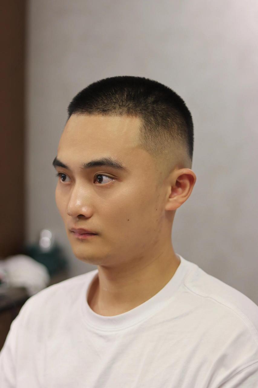 男士寸头    美式寸头有许多不同的类别,包括板寸,毛寸和圆寸等.